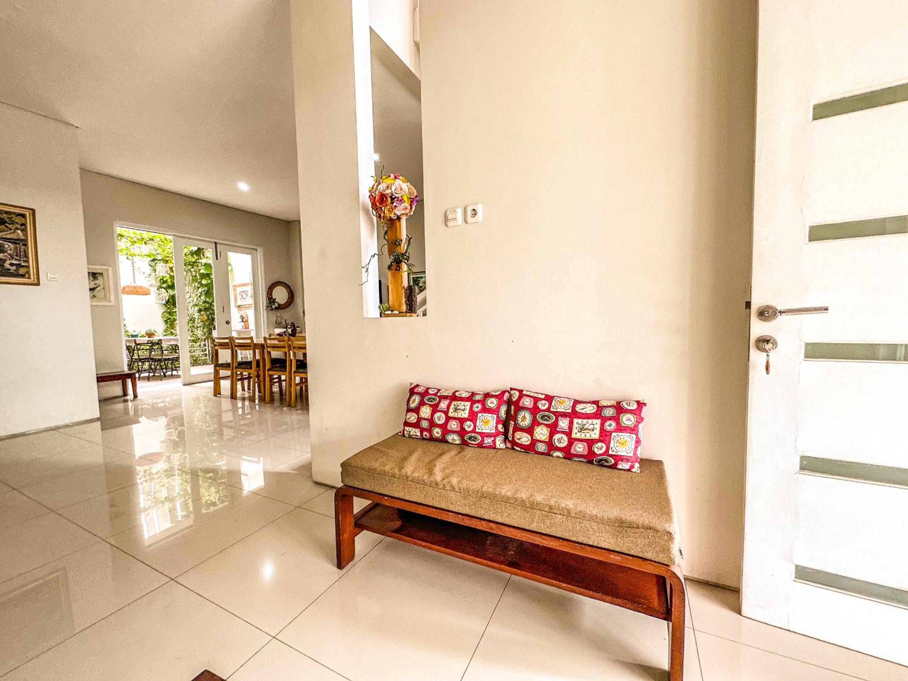 Royal Residence 3BR Exclusive Town House in West Surabaya by Le Ciel Hospitality view 4