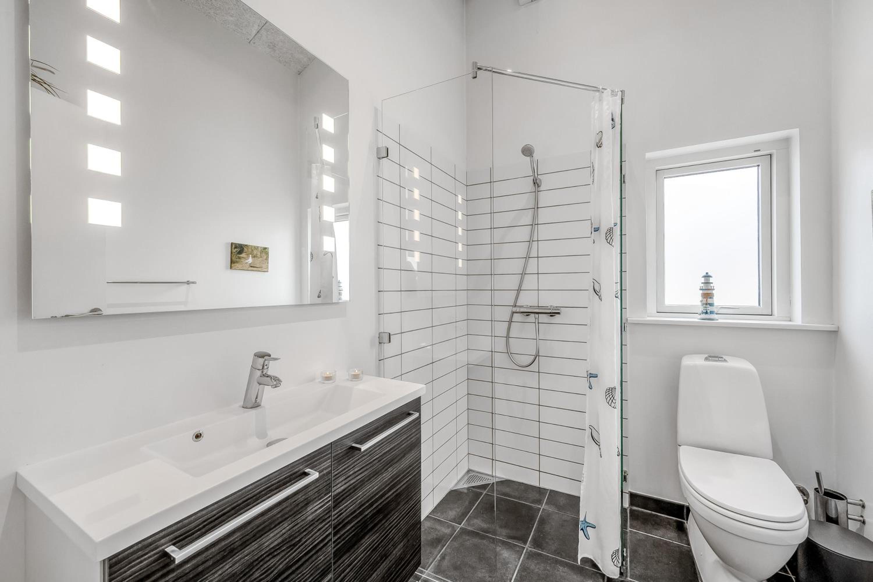 Bright And Modern Holiday Home - 1026 view 2