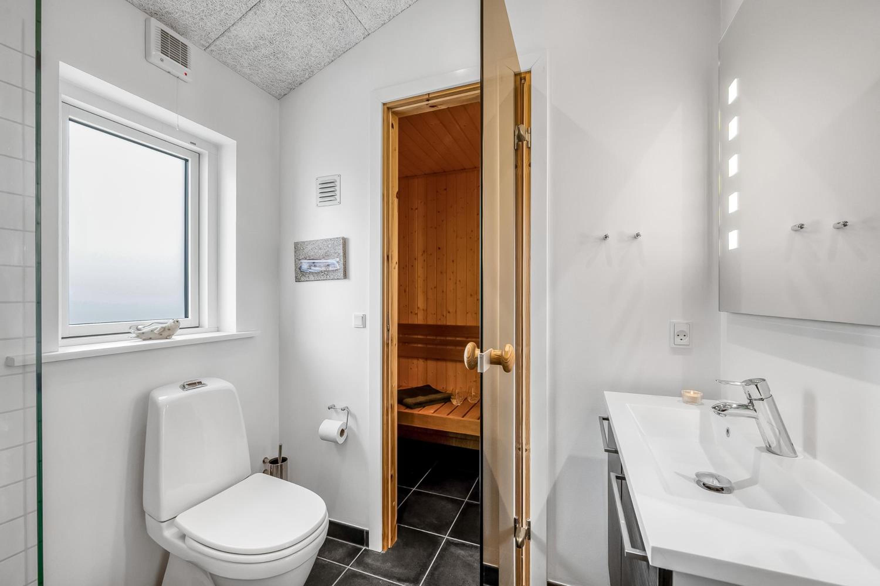 Bright And Modern Holiday Home - 1026 view 3