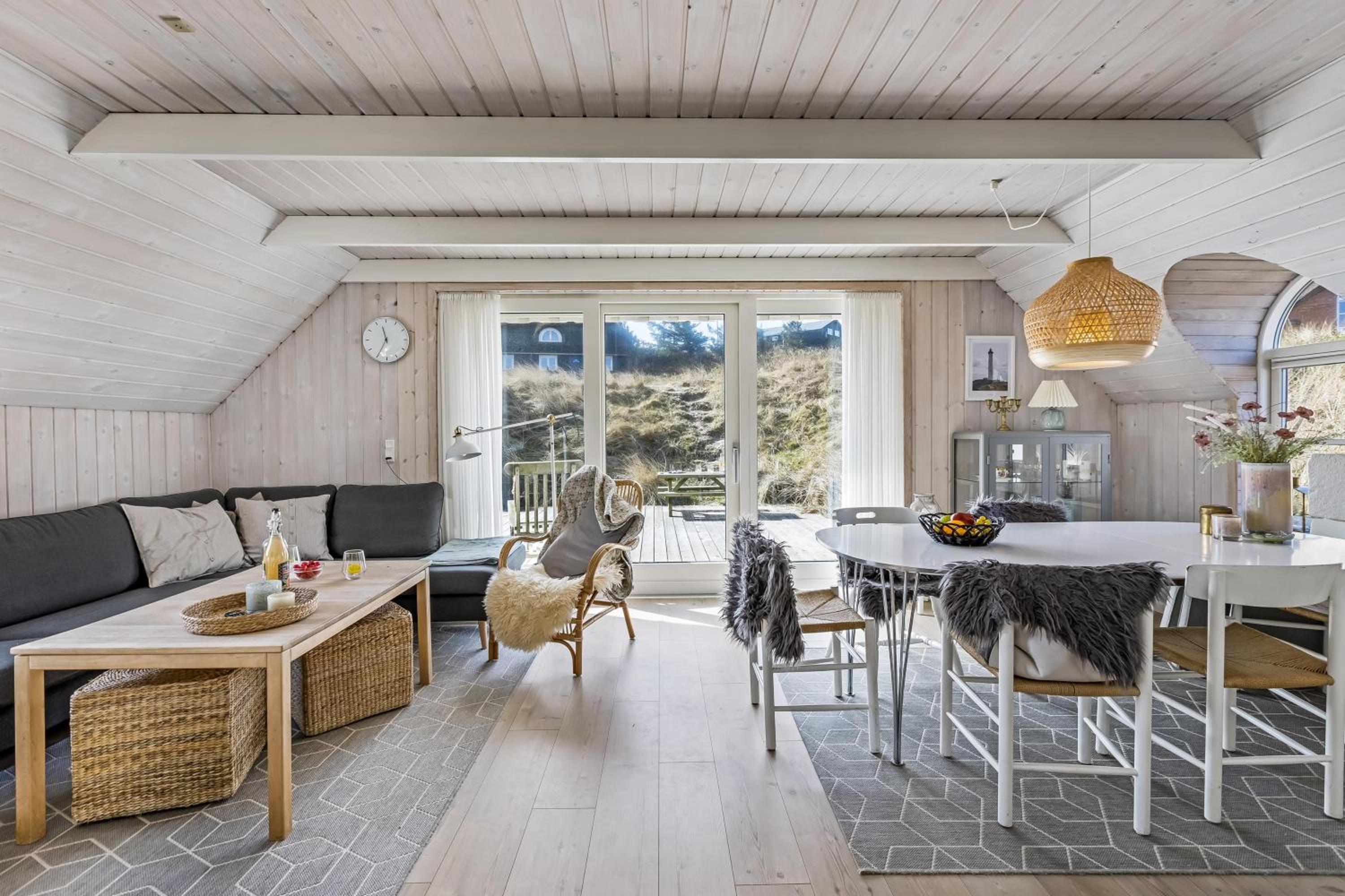 Lovely Thatched Holiday Home With A Large Annex - 1029 view 2