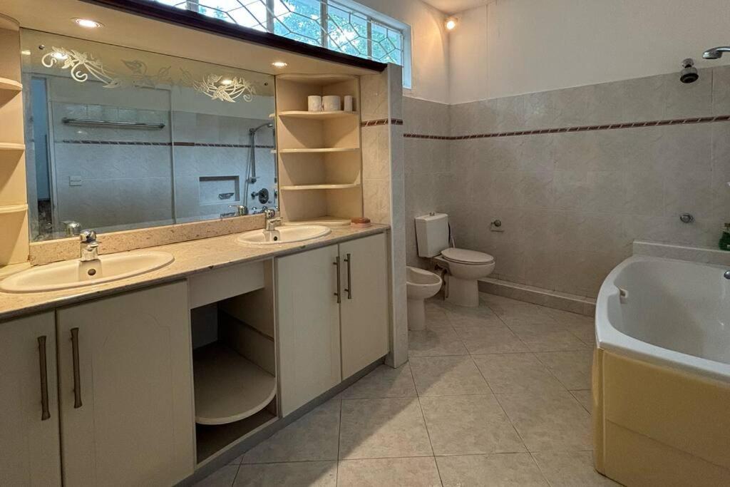 Spacious Home in Central Flacq photo 4