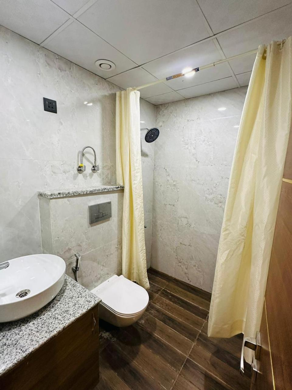 Hotel Grand Address