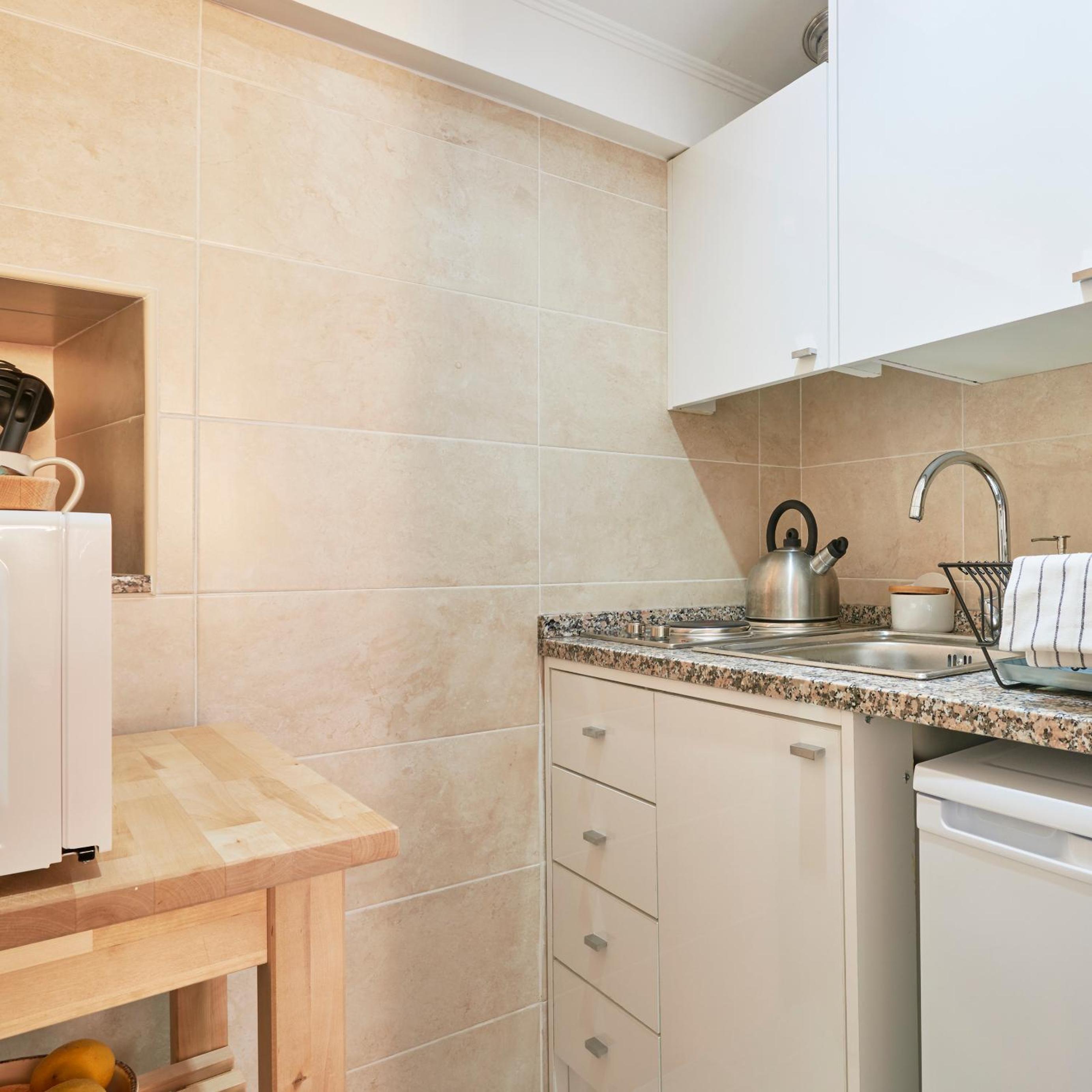 Central, Comfy and Light-filled Apt, By TimeCooler view 2