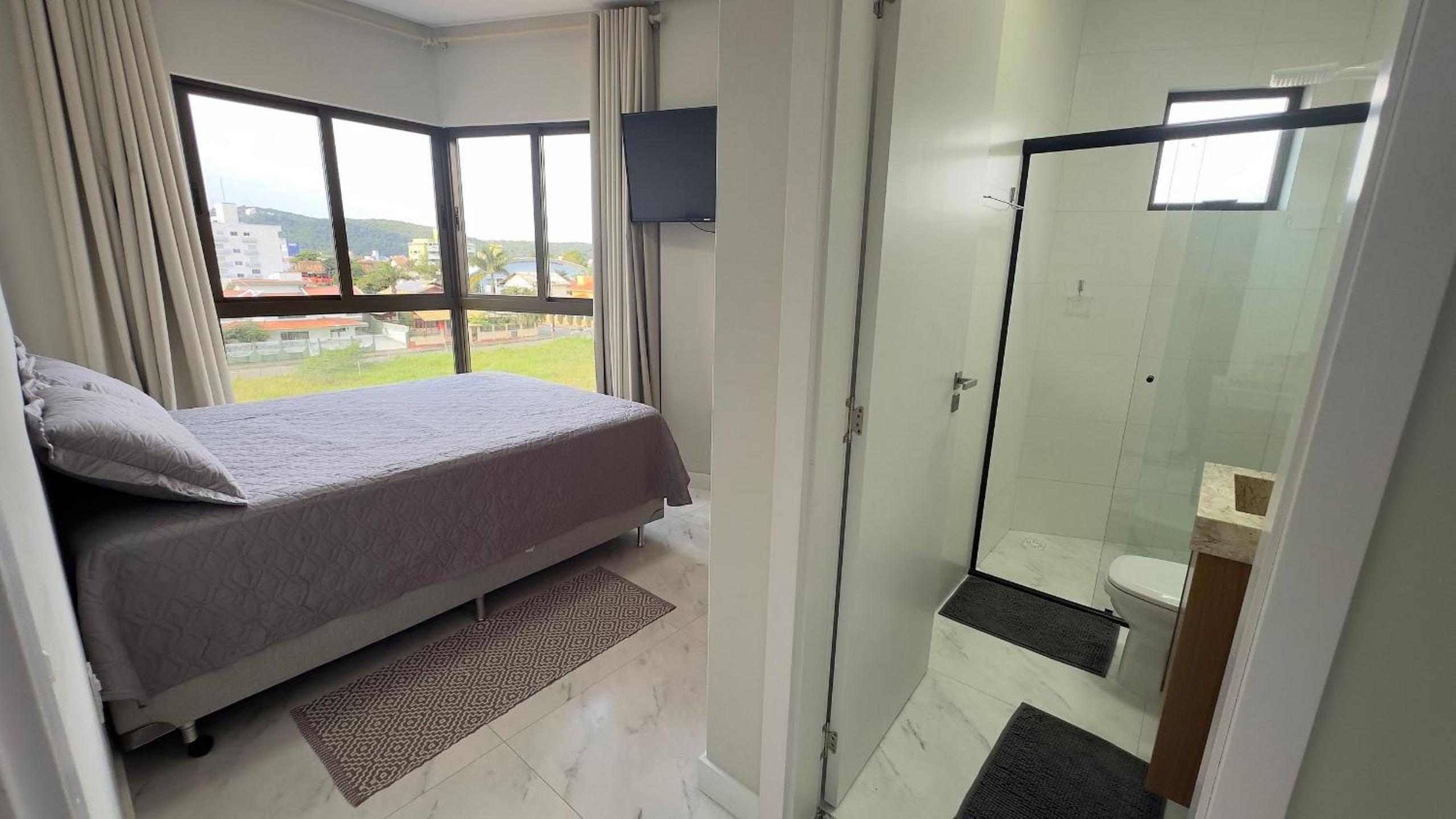 017 - Lindo apartamento na praia de Bombas