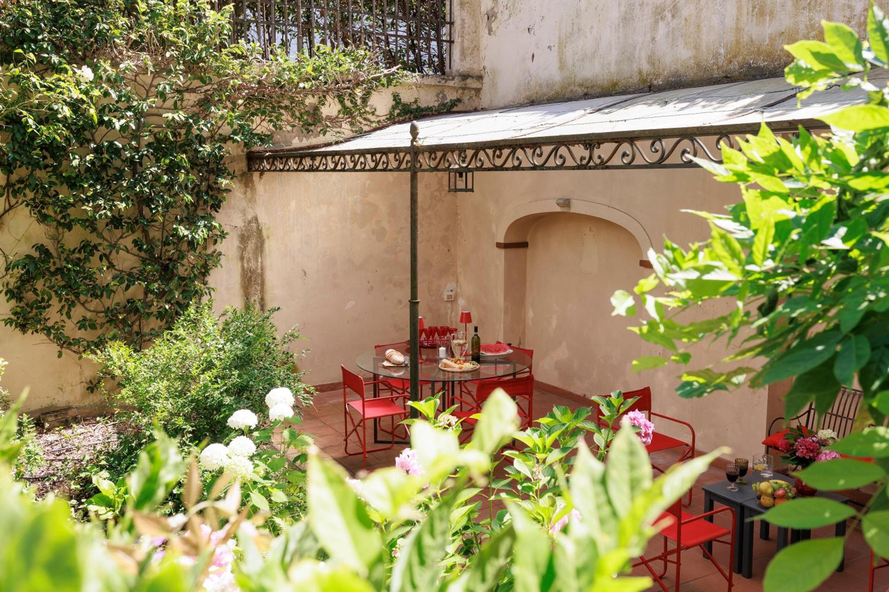 Florence Huge Apartment with Private Garden