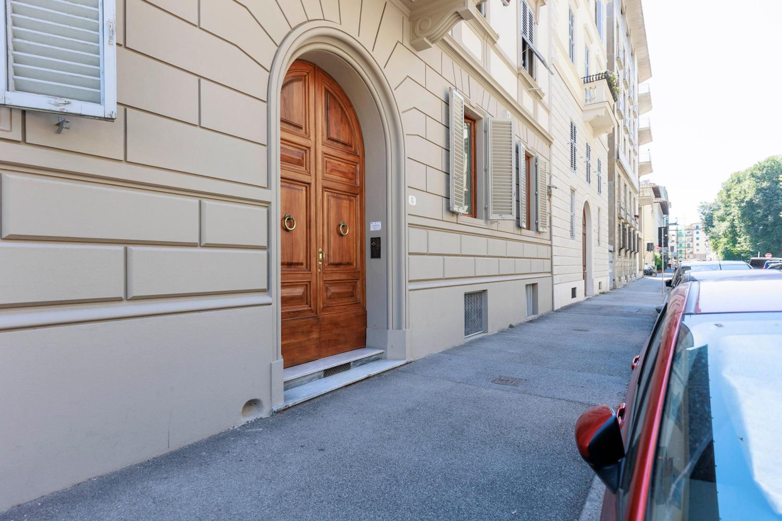 Florence Huge Apartment with Private Garden