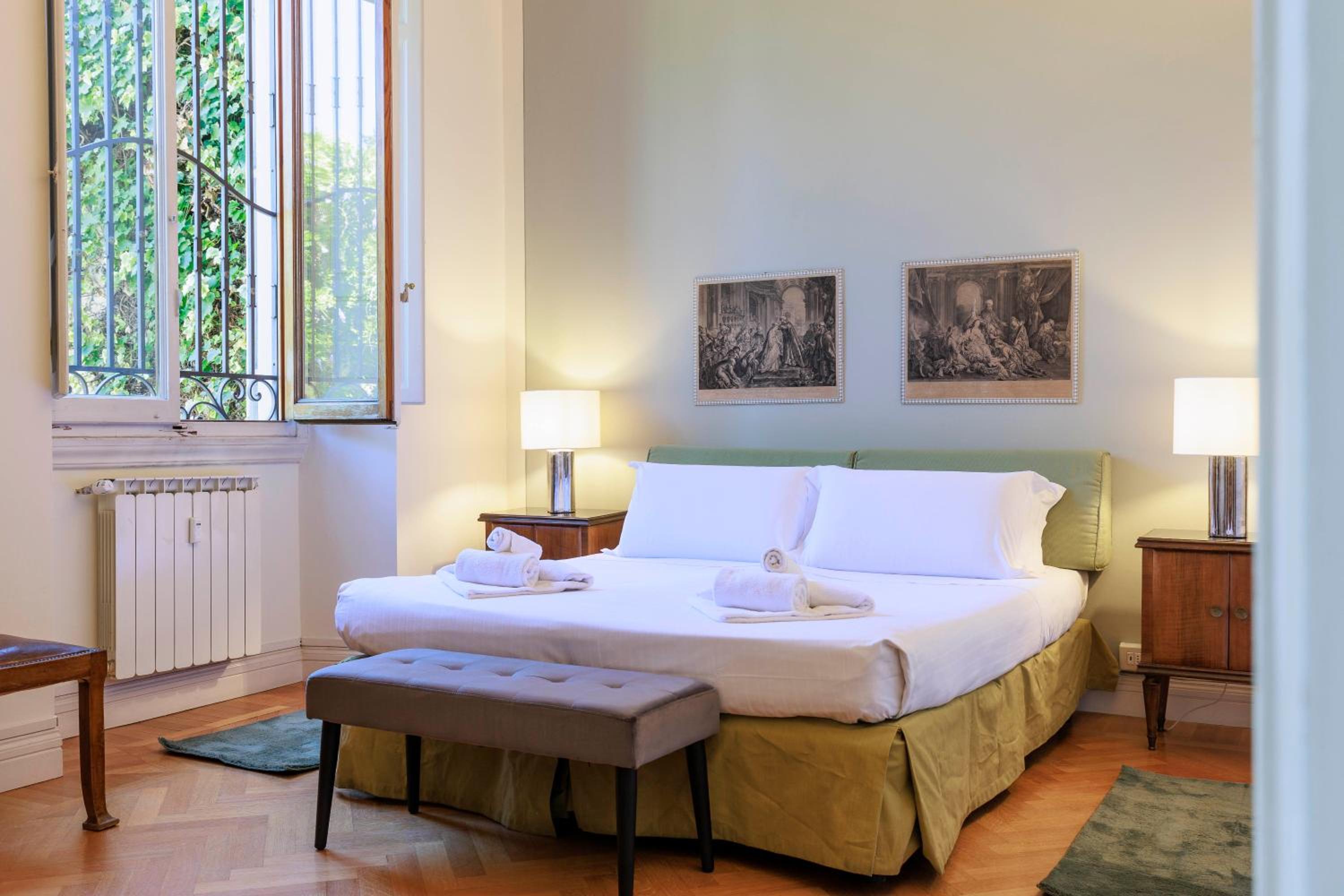 Florence Huge Apartment with Private Garden