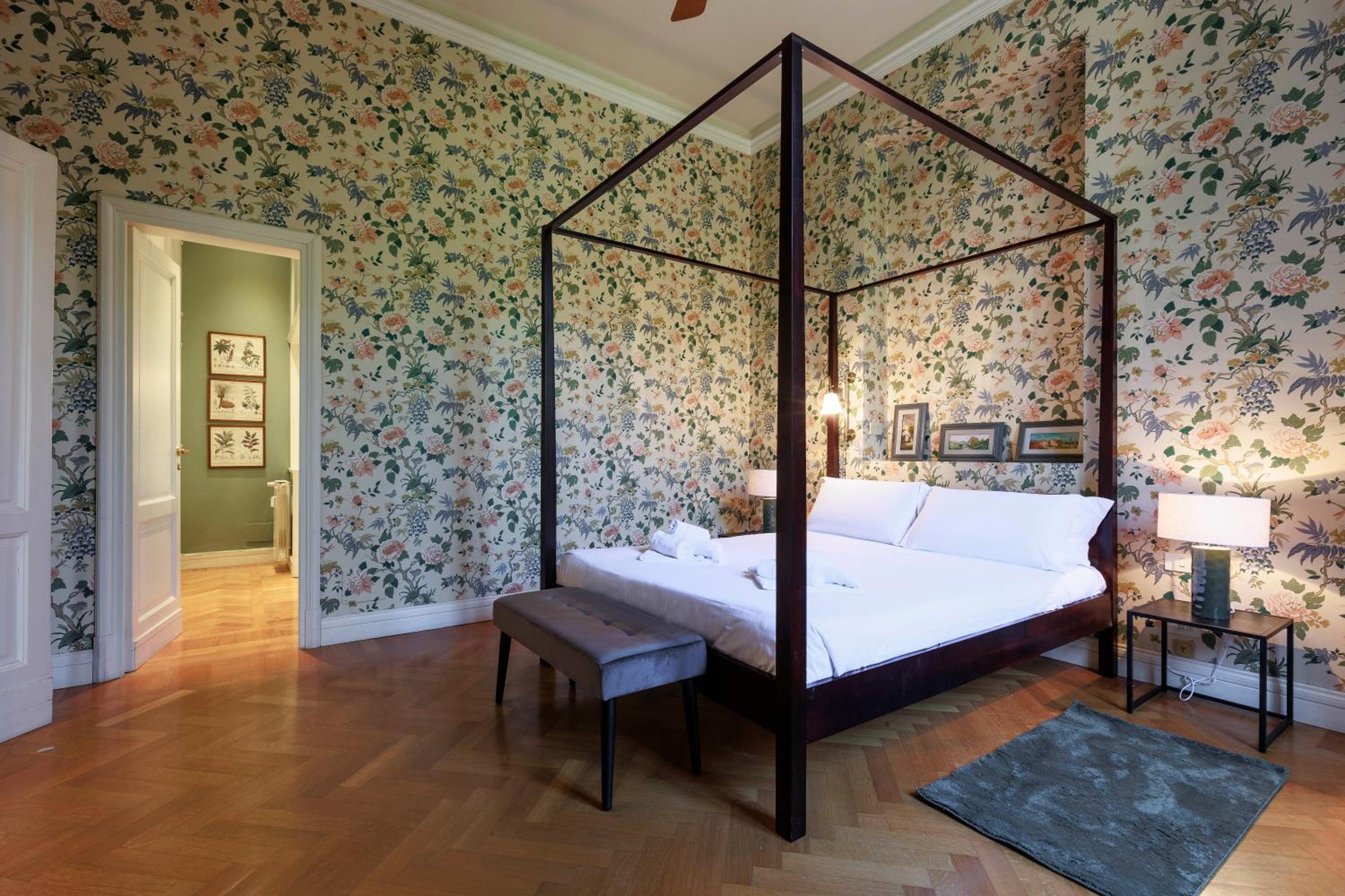 Florence Huge Apartment with Private Garden