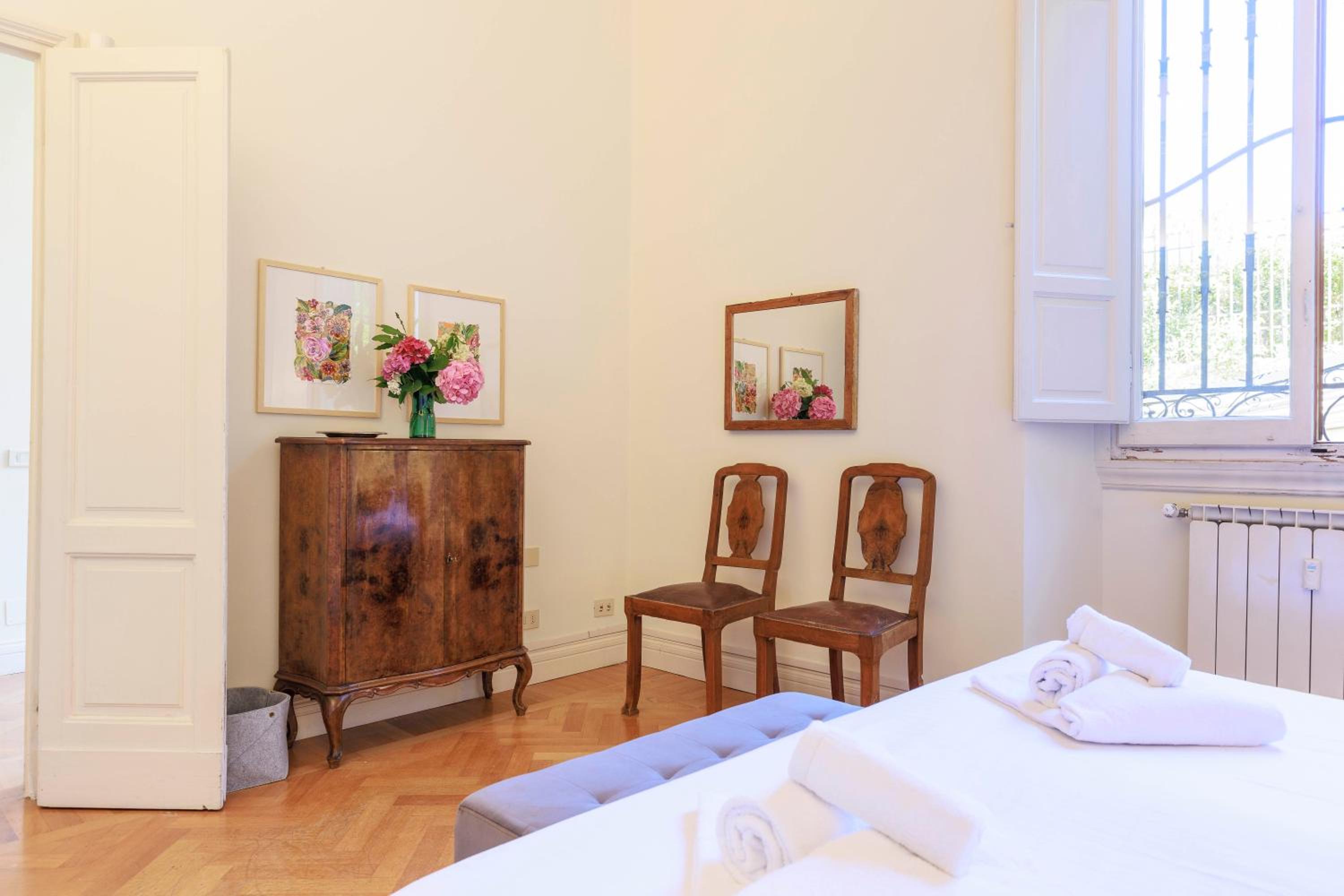 Florence Huge Apartment with Private Garden