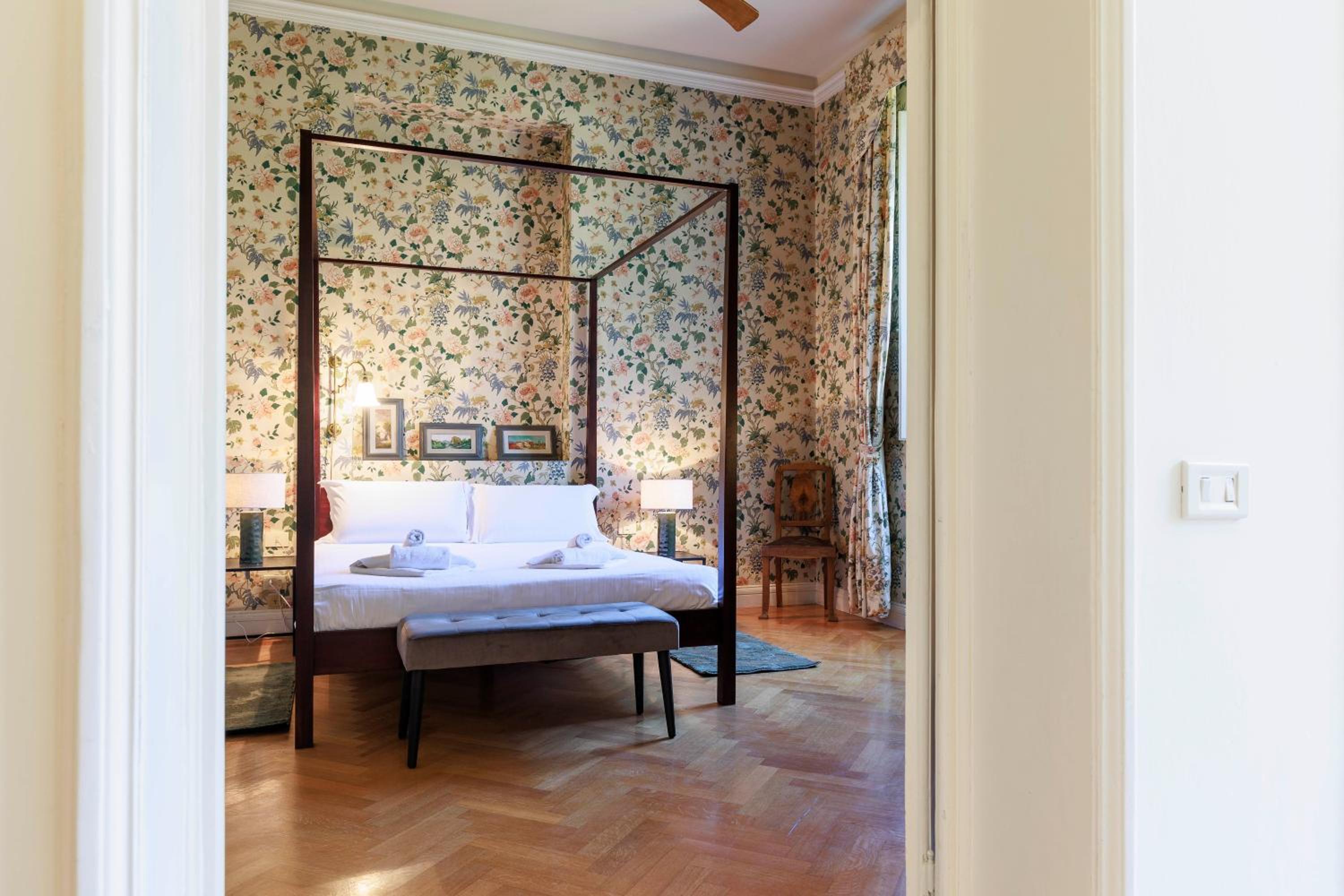 Florence Huge Apartment with Private Garden