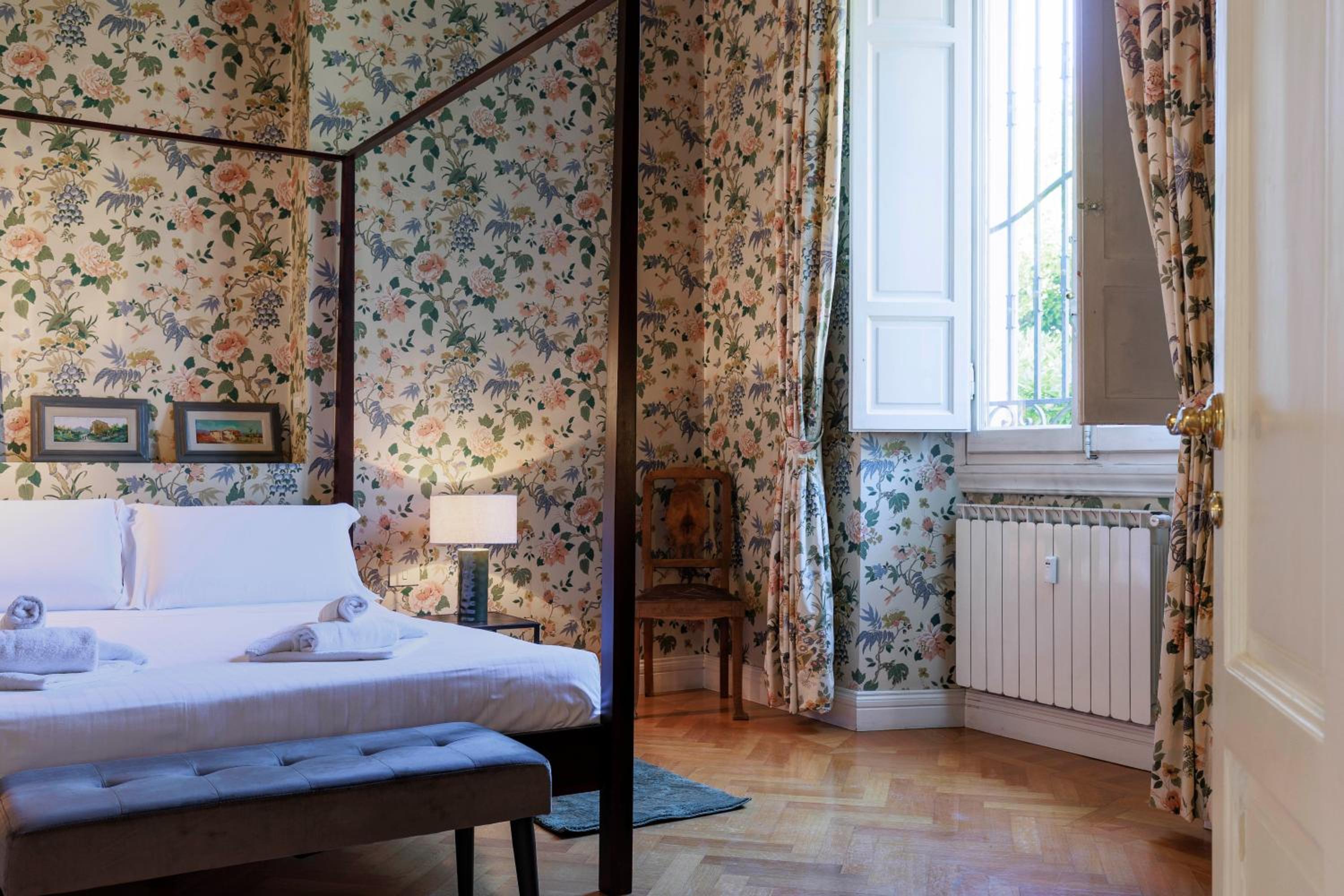 Florence Huge Apartment with Private Garden