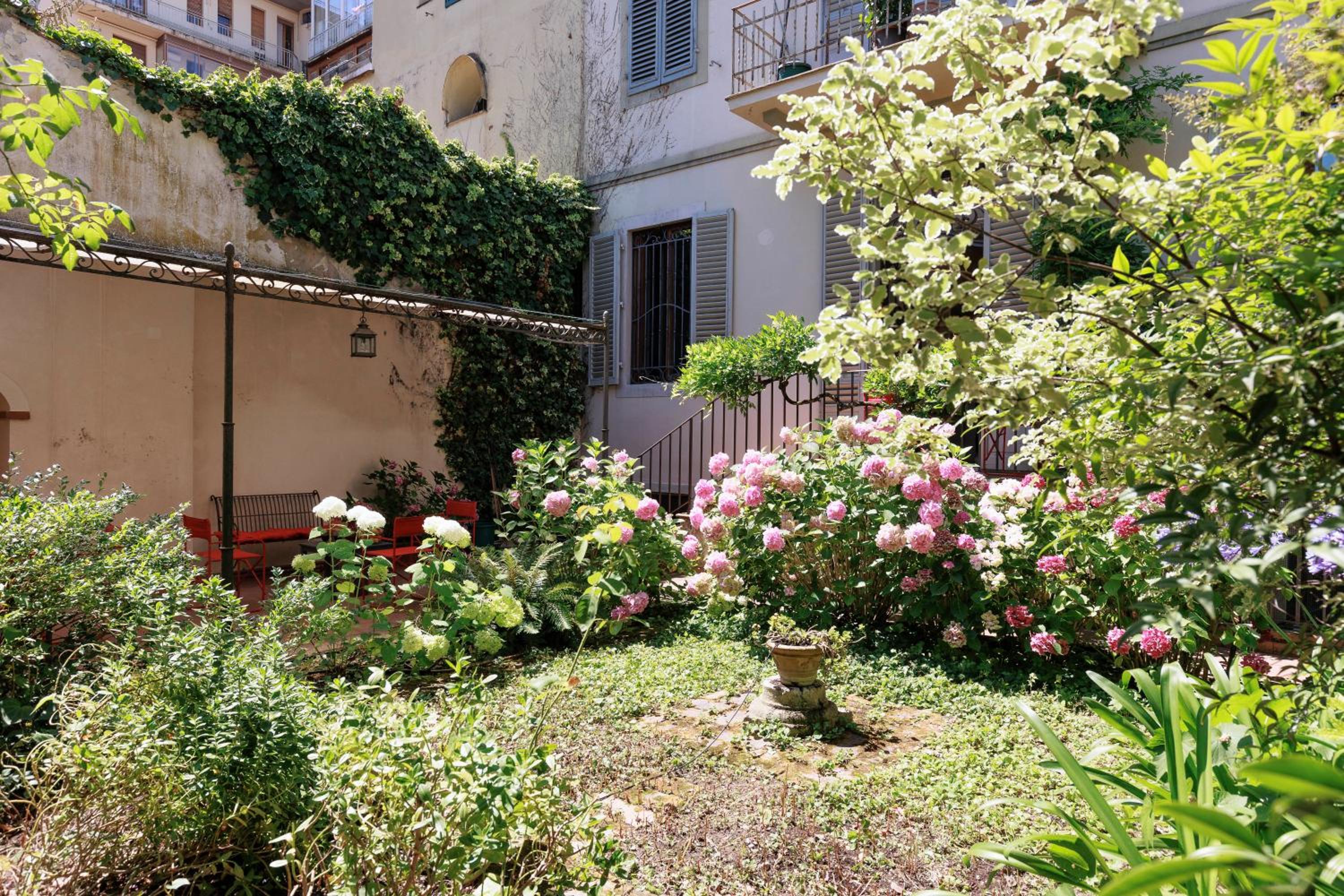 Florence Huge Apartment with Private Garden