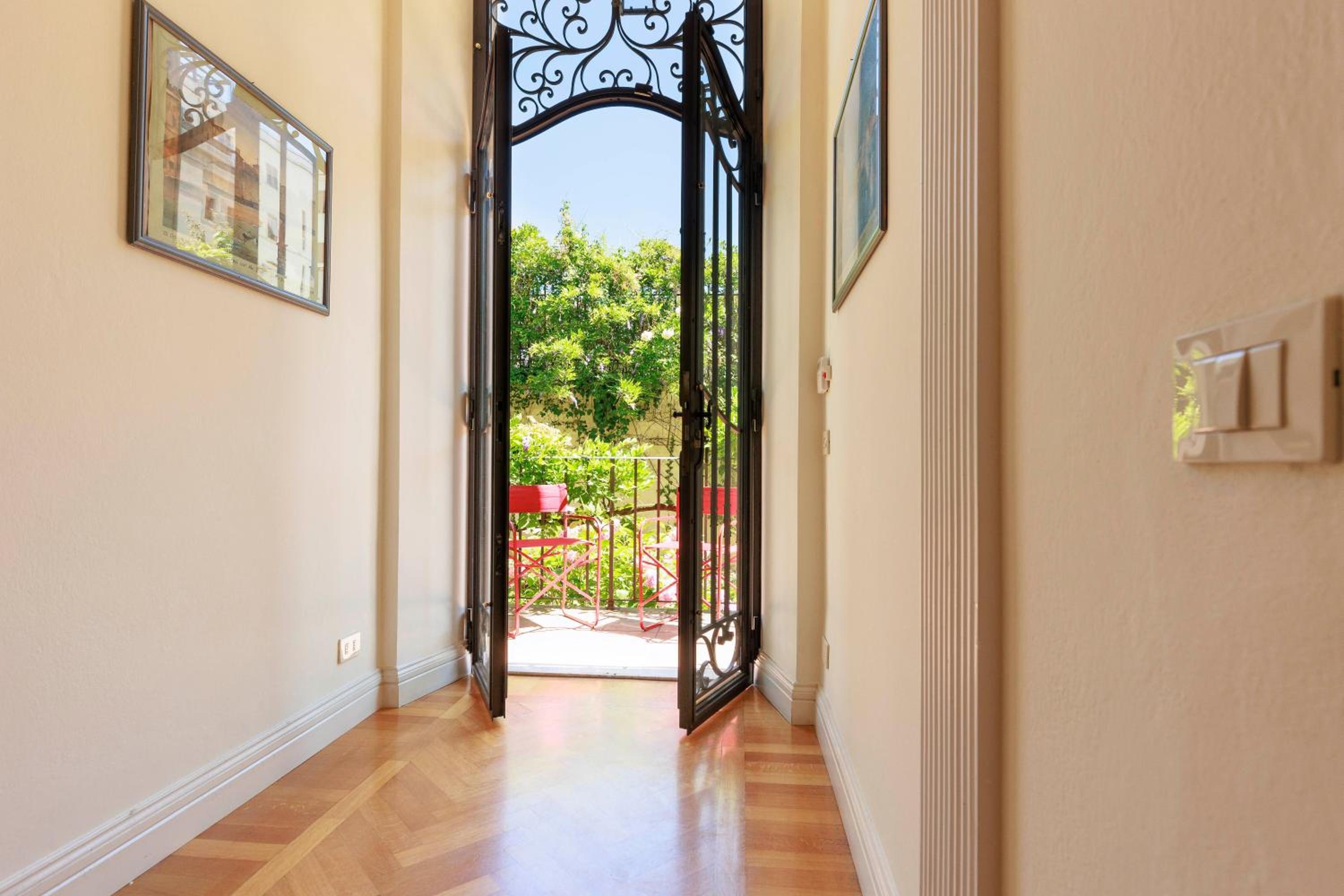 Florence Huge Apartment with Private Garden