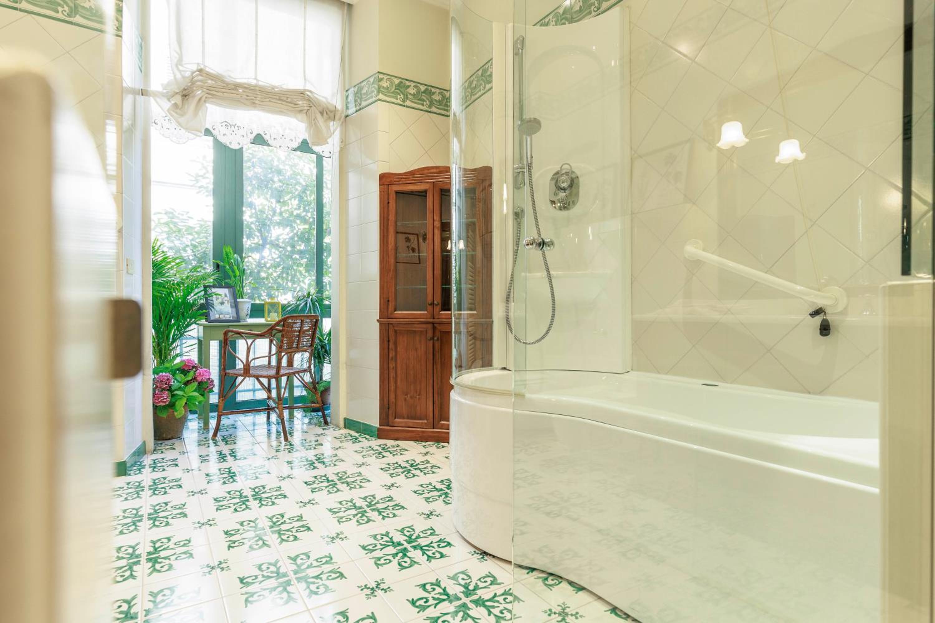 Florence Huge Apartment with Private Garden