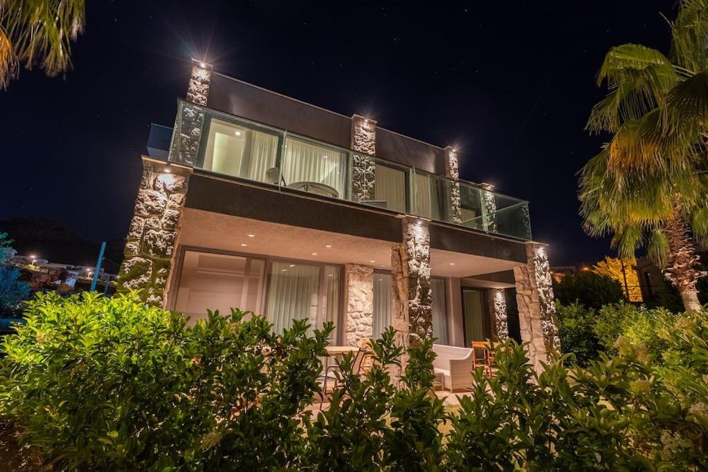 D1 A Einzigartige Villa 100 m zum Meer mit privater Pool-Terrasse