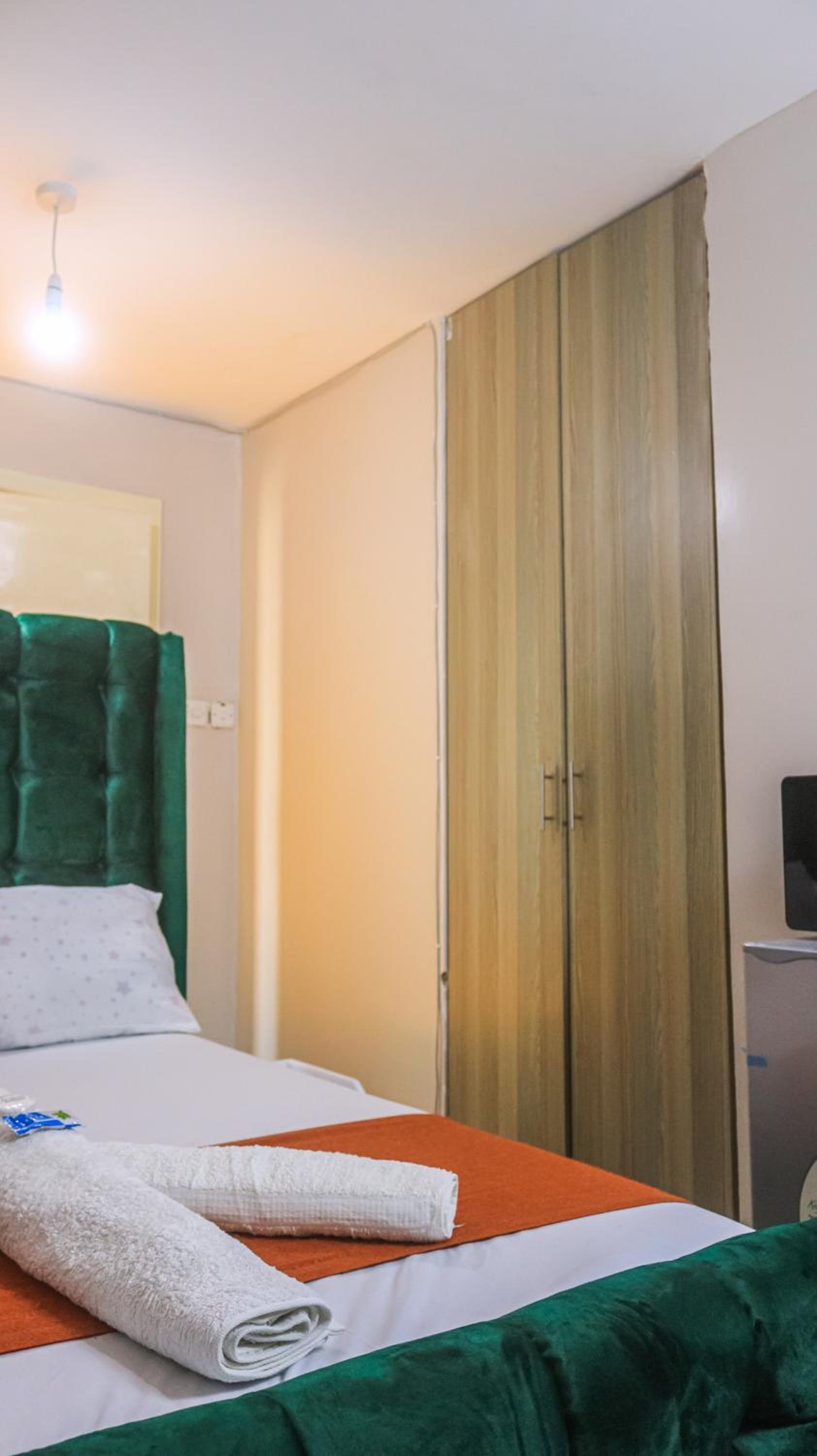DefiniteHomes2 - Fully furnished studio apartment with a rooftop restaurant near JKIA Airport, SGR Terminus, Downtown Nairobi view 3