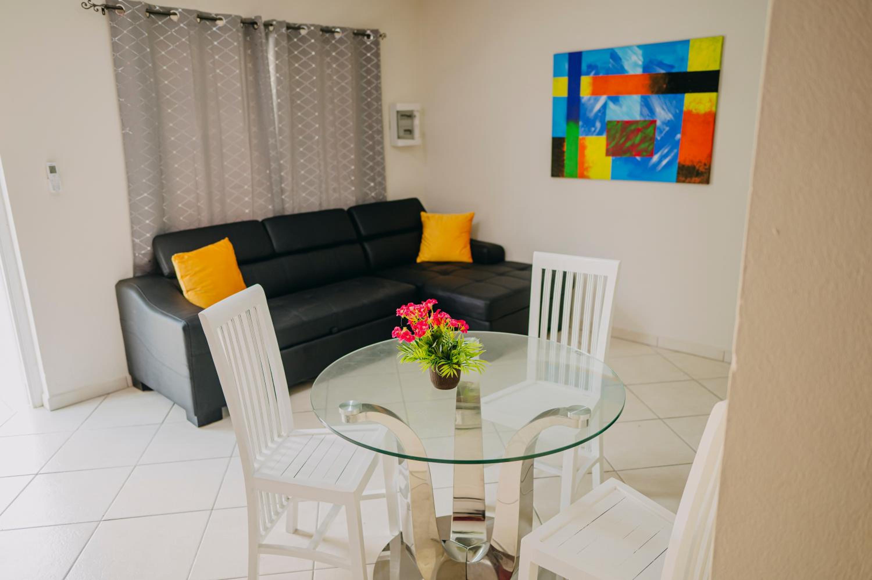 Elegant 1-bedroom apartment 3 km from Eagle beach