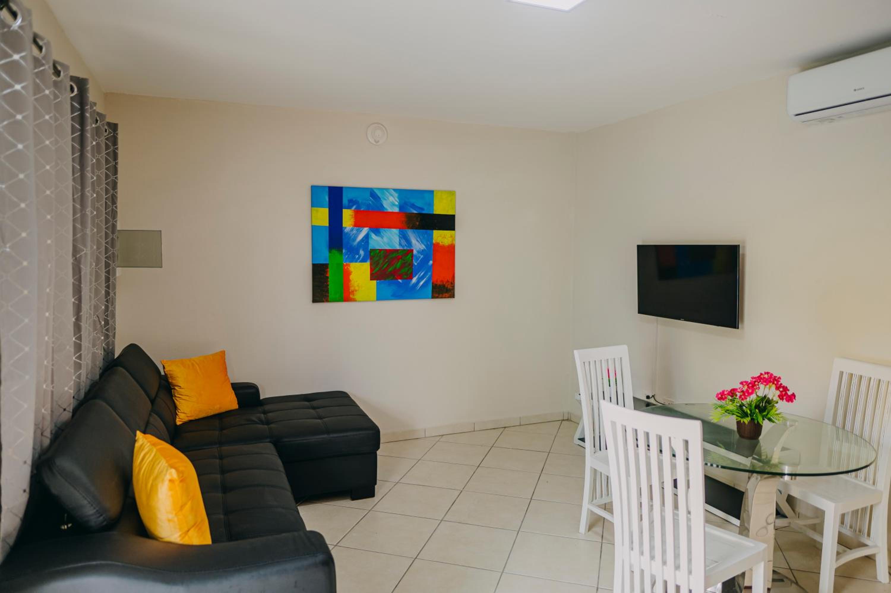 Elegant 1-bedroom apartment 3 km from Eagle beach