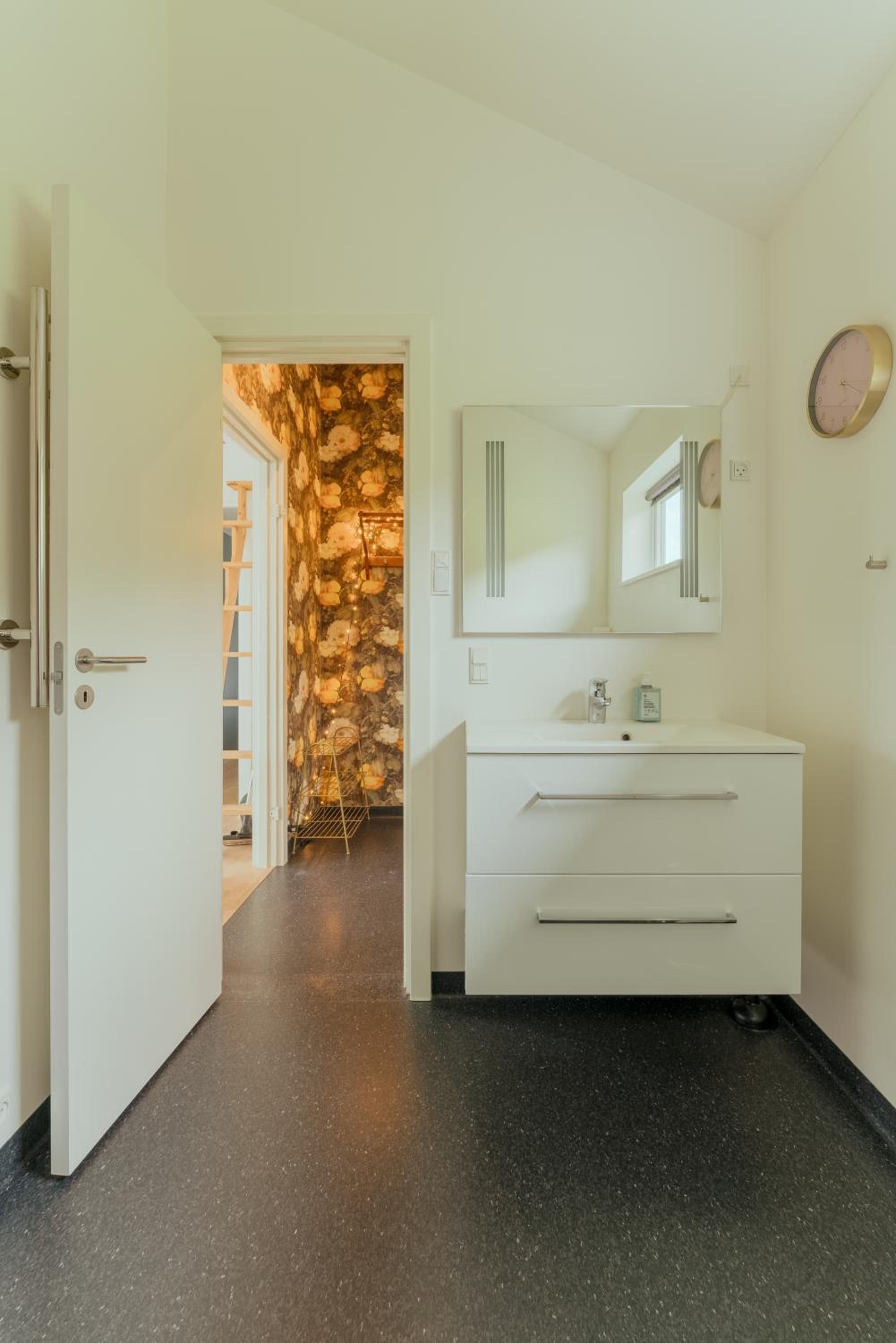 Peaceful Panoramic Retreat in Leynar