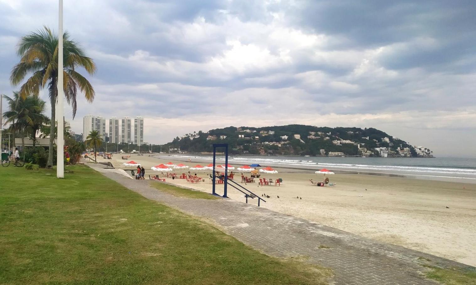Apto c piscina e WiFi na Praia da Enseada -Guaruja