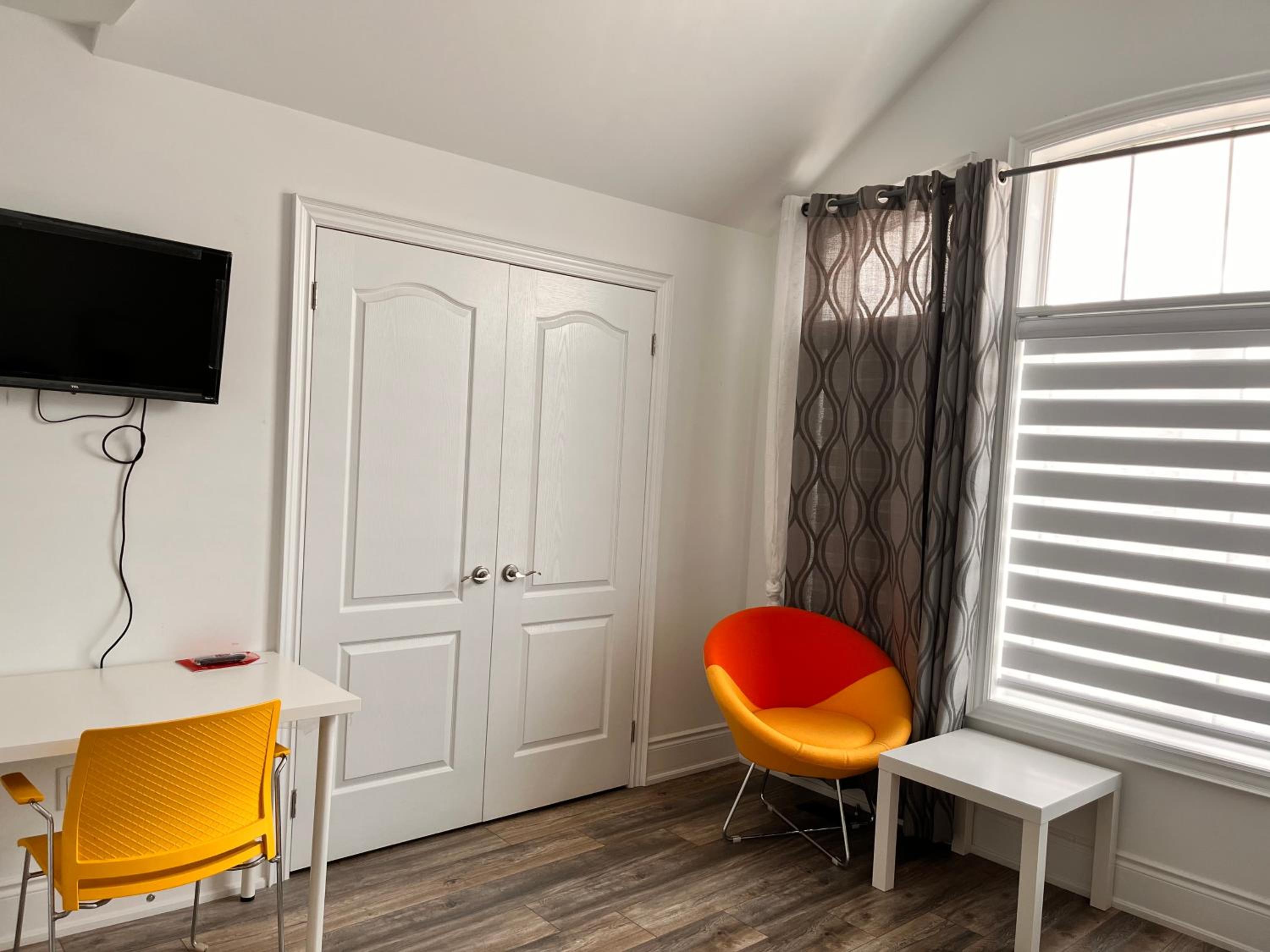 Beautifully furnished whole house, 4 bedroom , 4 washrooms with new furnitures