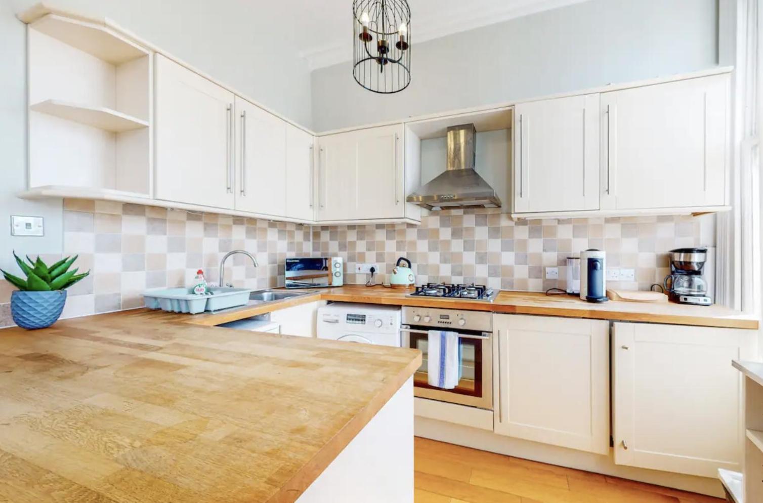 Chic Urban Hideway in Vibrant Clapham view 3