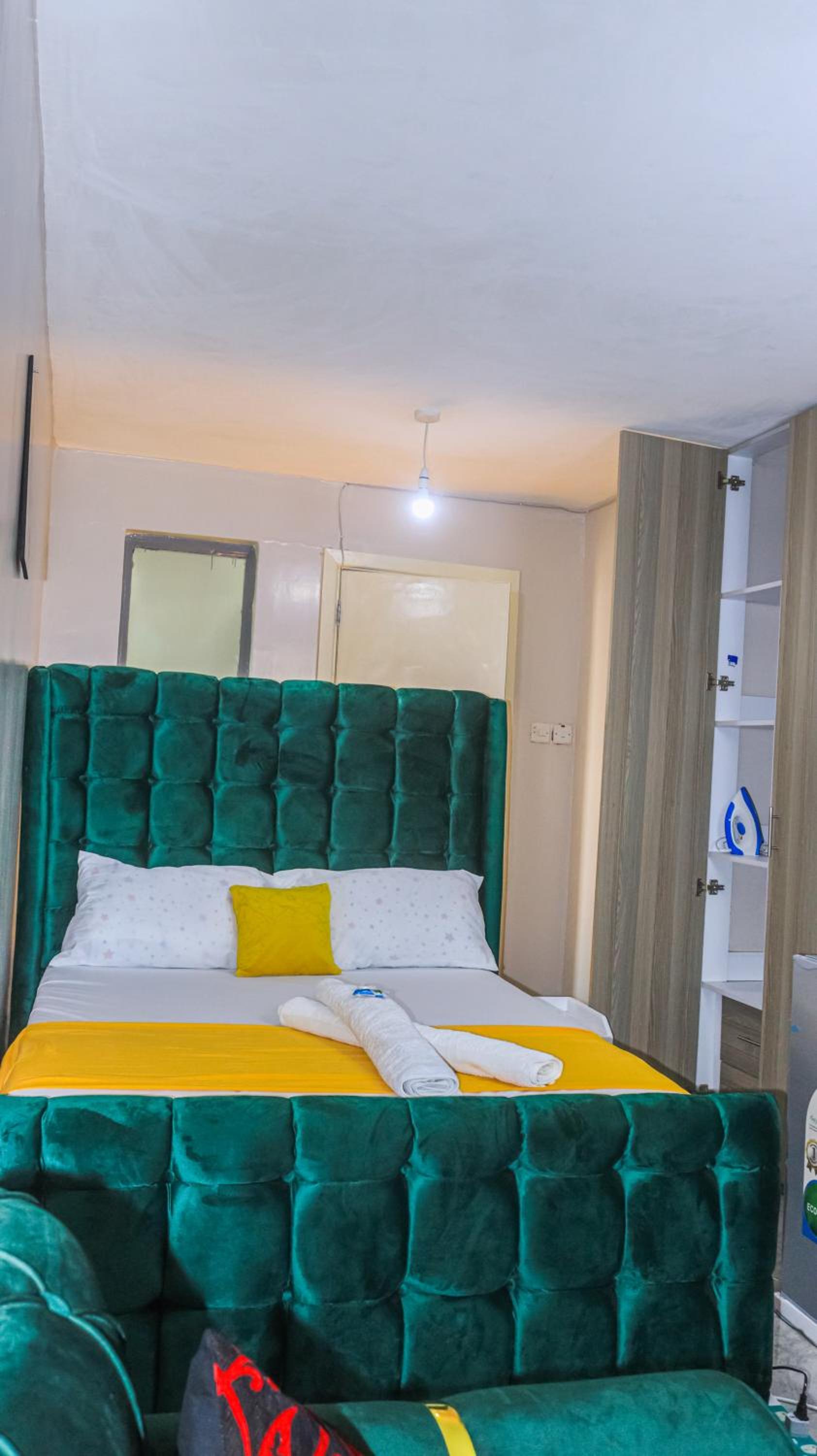 DefiniteHomes2 - Fully furnished studio apartment with a rooftop restaurant near JKIA Airport, SGR Terminus, Downtown Nairobi view 4