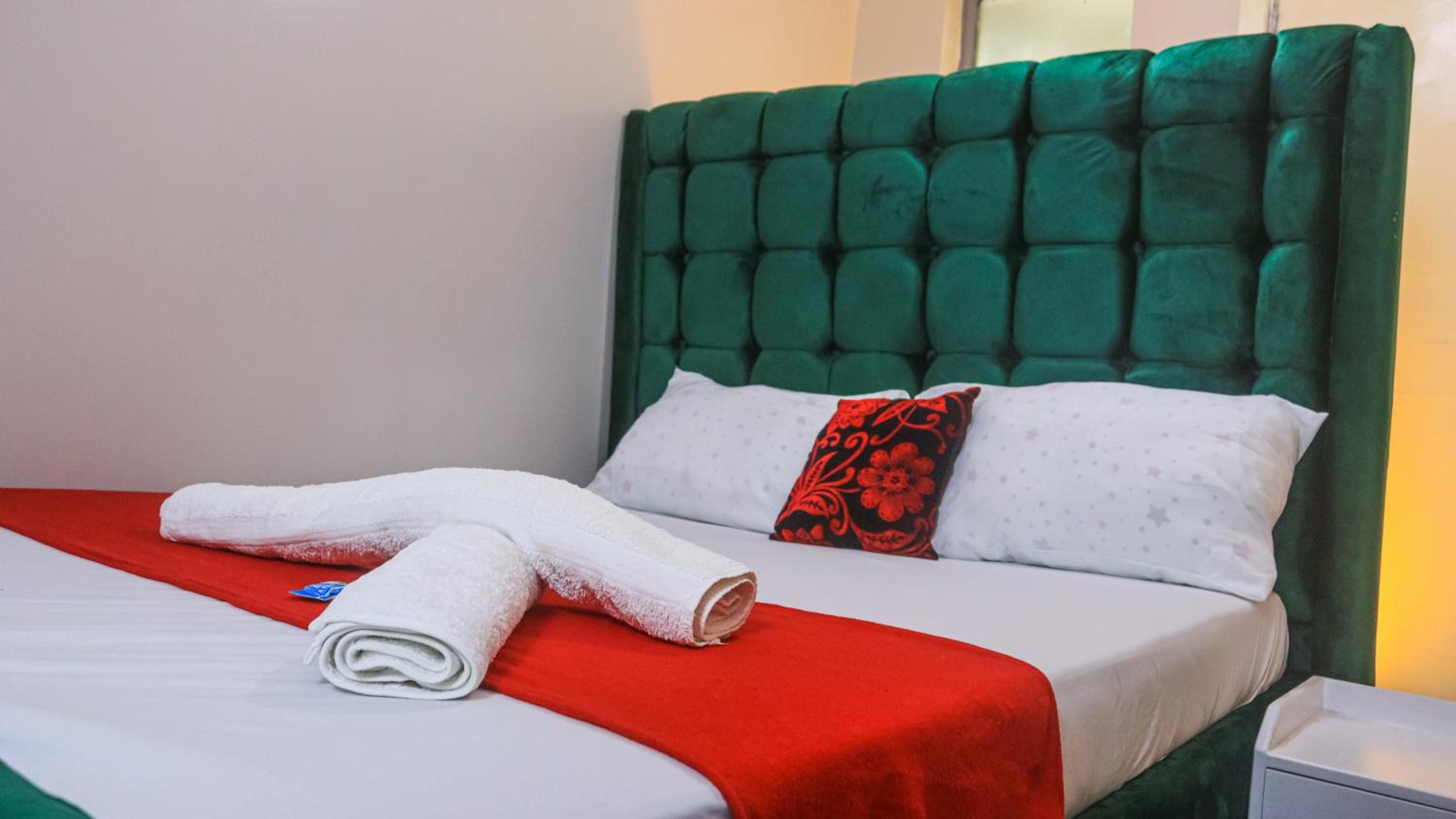 DefiniteHomes2 - Fully furnished studio apartment with a rooftop restaurant near JKIA Airport, SGR Terminus, Downtown Nairobi view 2