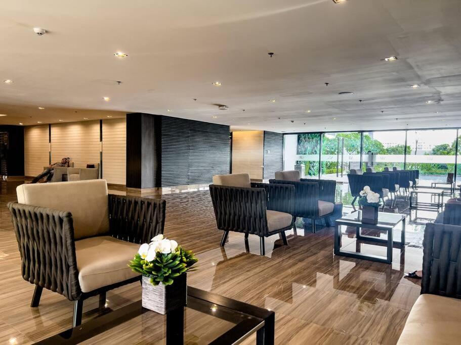 1BR Makati, Air Residences M003 view 2
