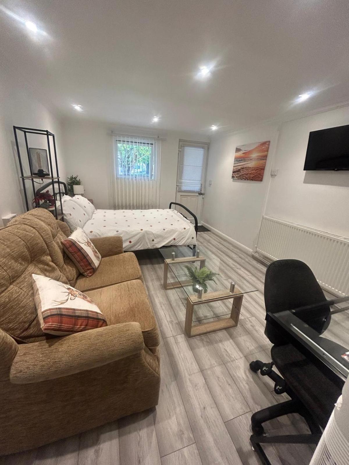 Adorable 1-bedroom entire place with free parking view 3