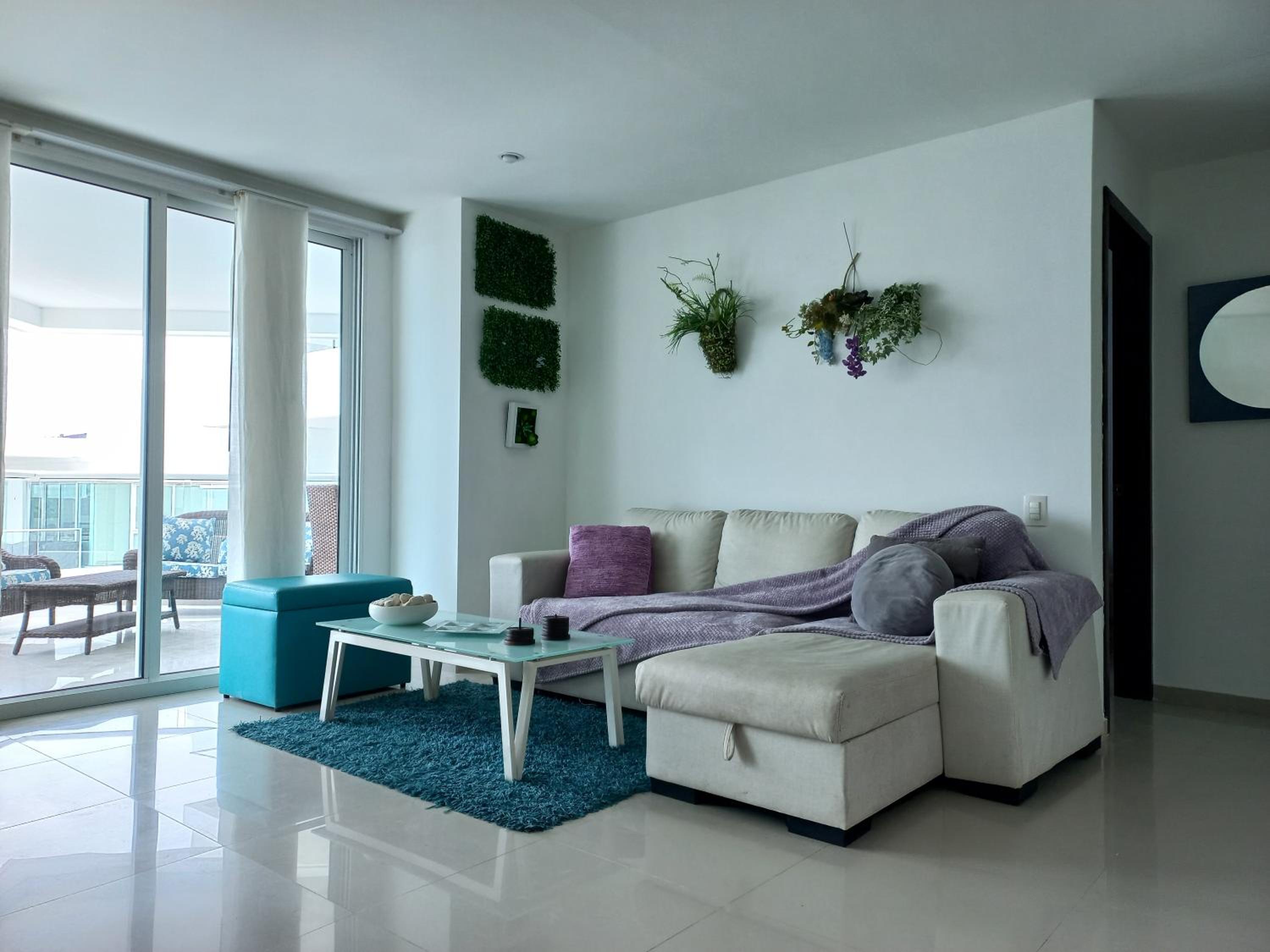 Luxury Beachfront Apartment 6 guests plus 1