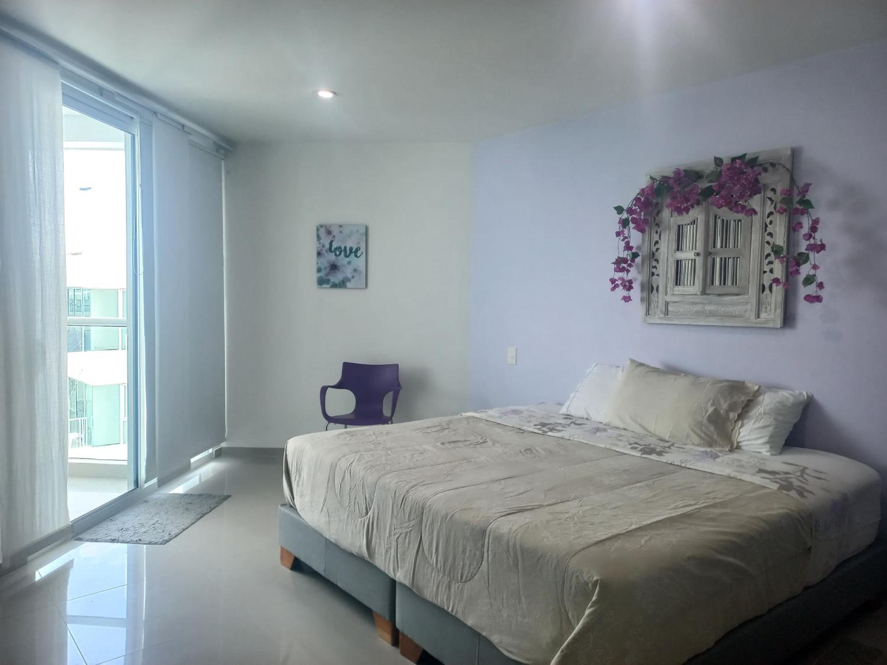 Luxury Beachfront Apartment 6 guests plus 1