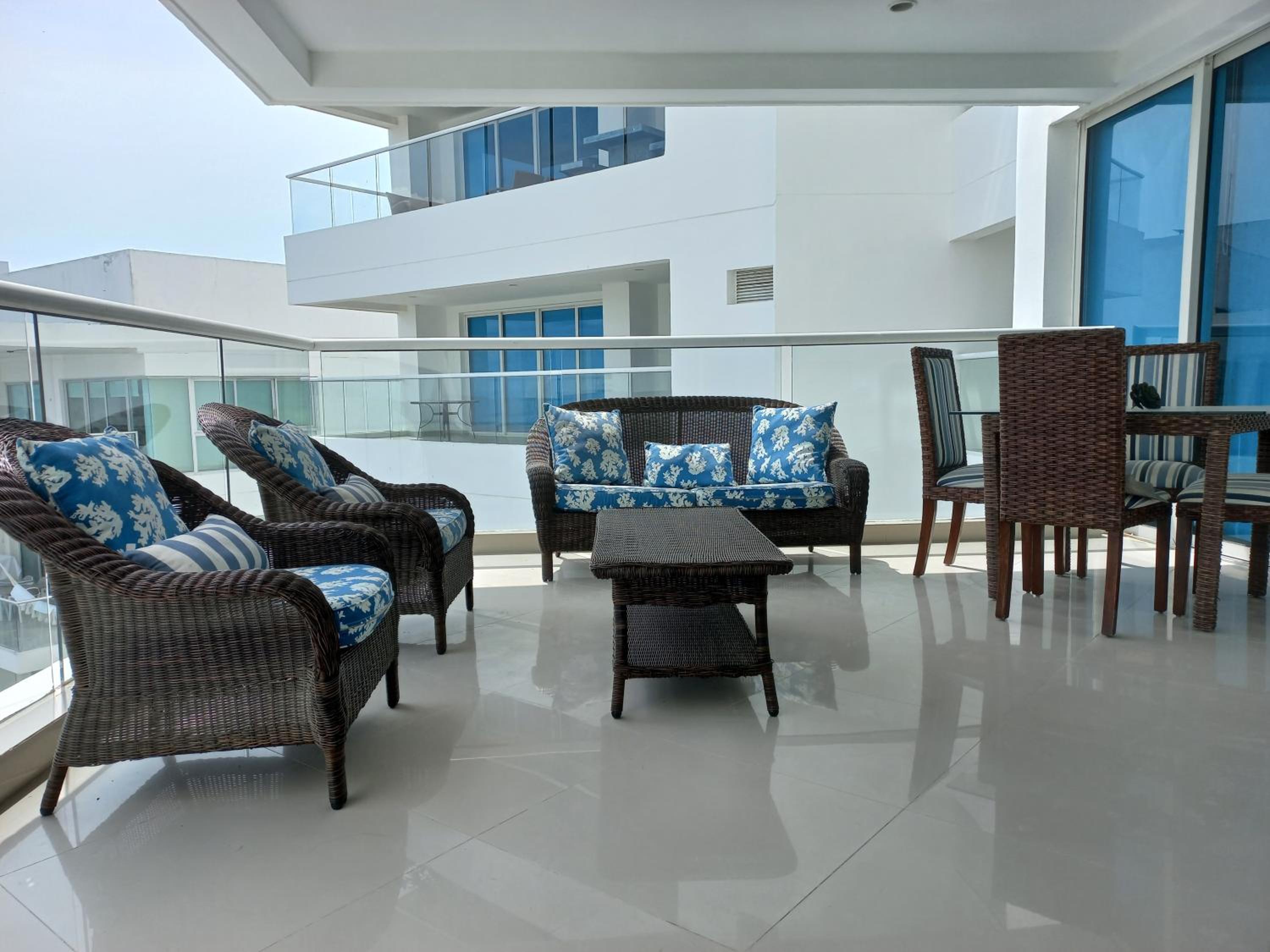Luxury Beachfront Apartment 6 guests plus 1
