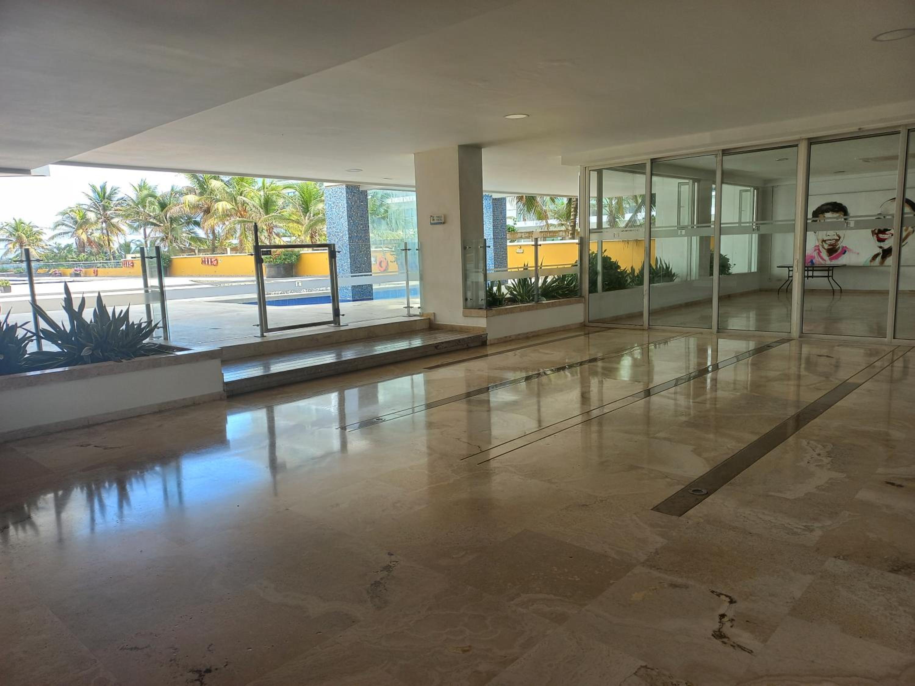 Luxury Beachfront Apartment 6 guests plus 1