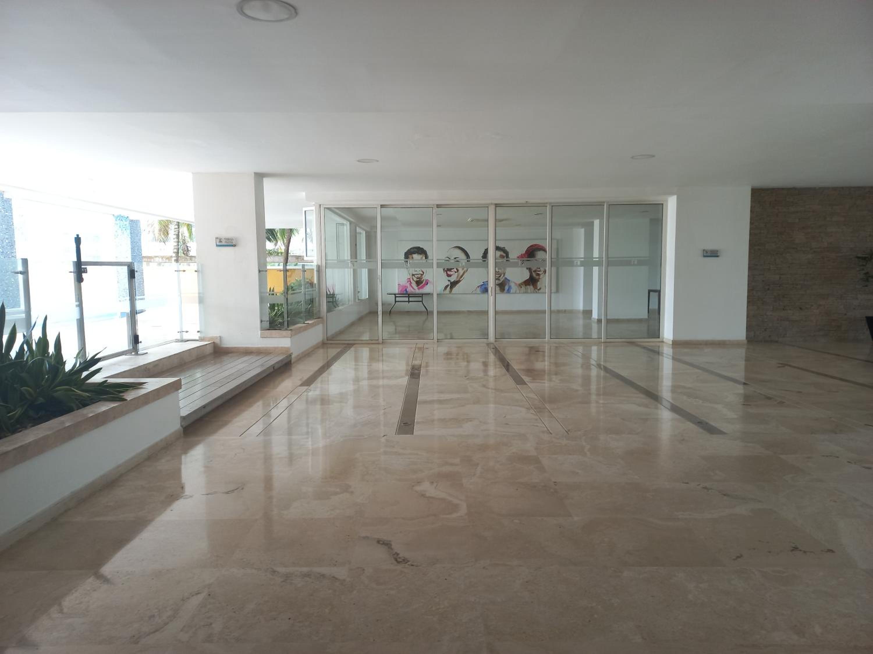 Luxury Beachfront Apartment 6 guests plus 1