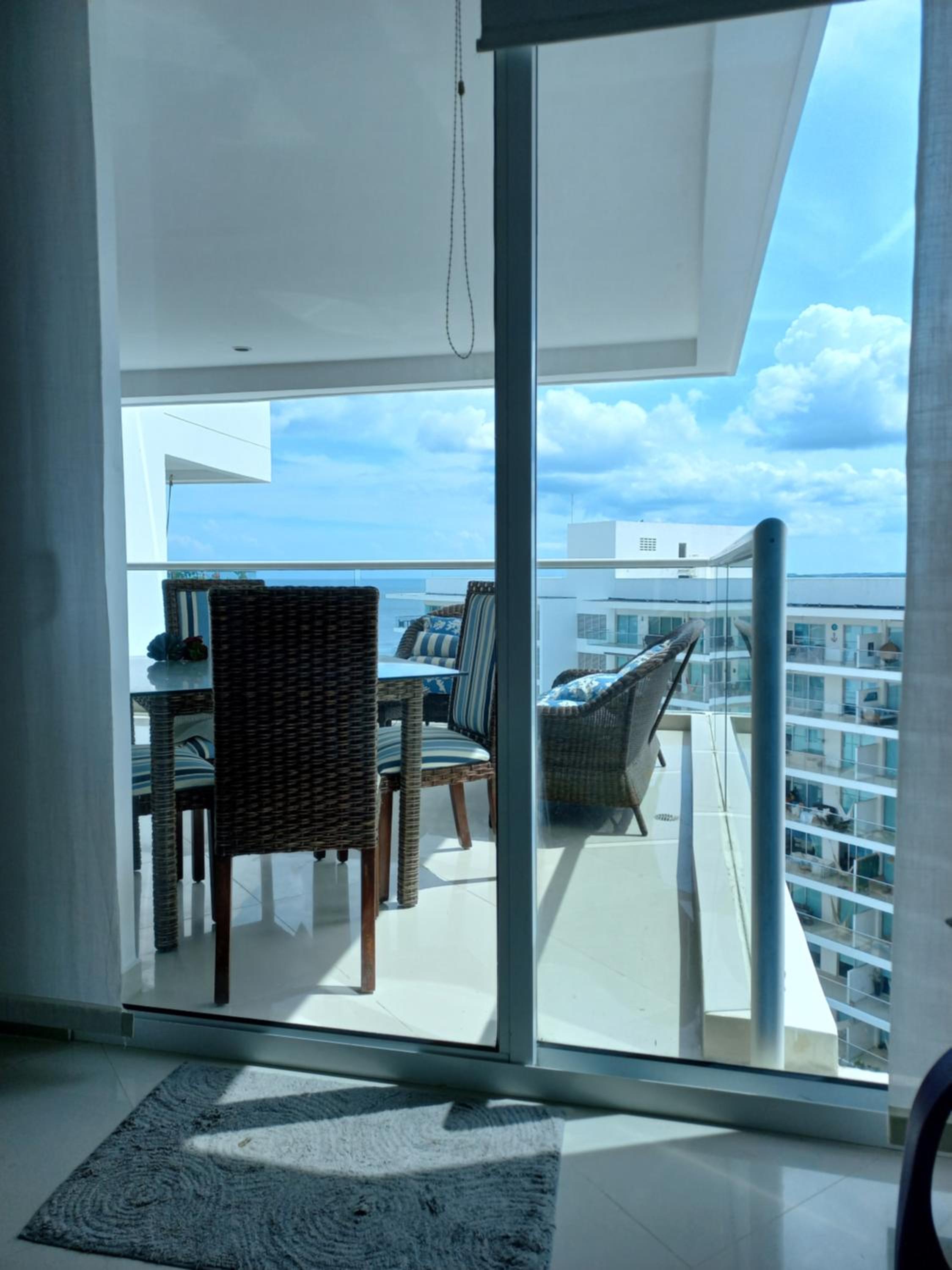 Luxury Beachfront Apartment 6 guests plus 1