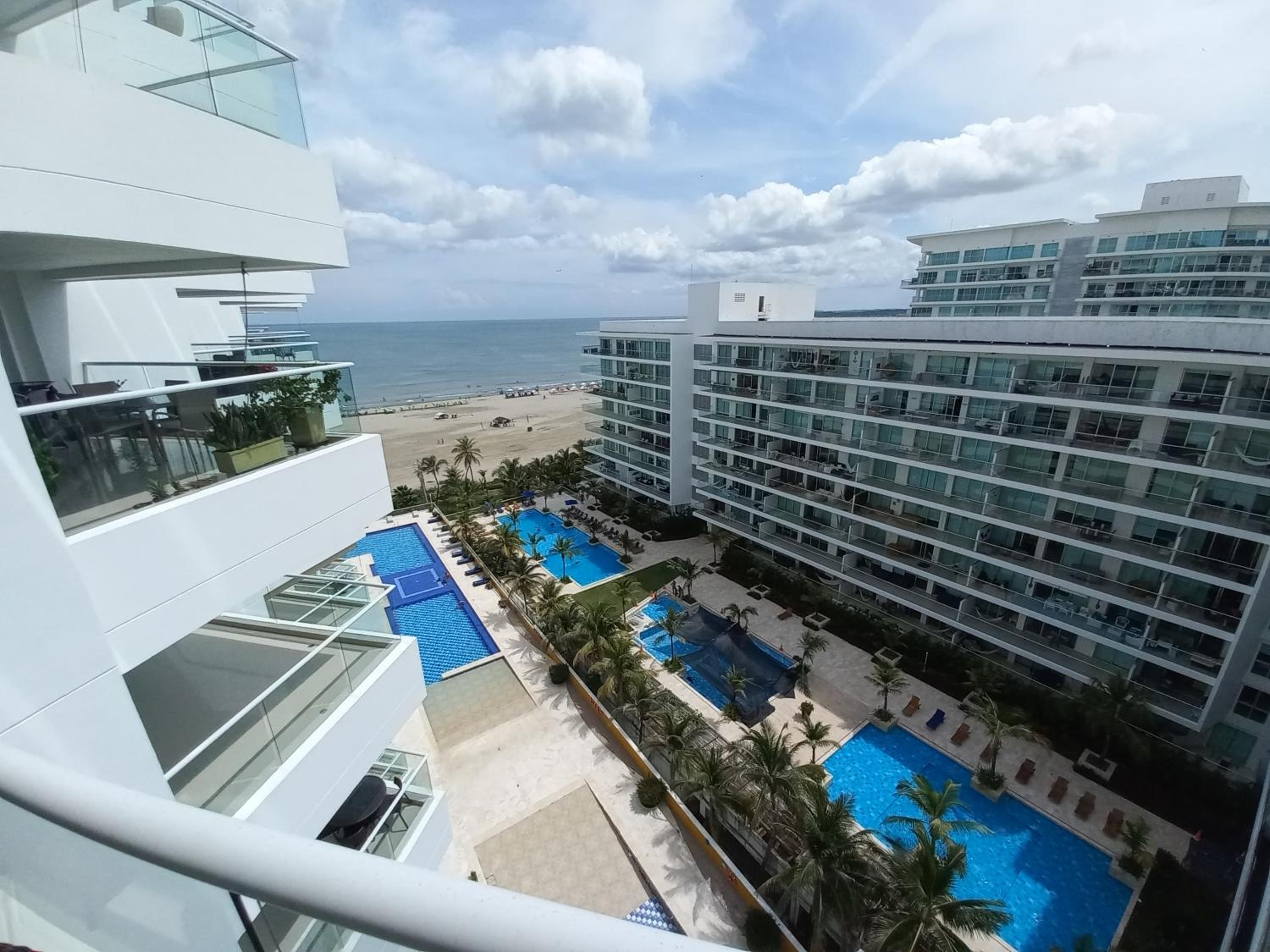 Luxury Beachfront Apartment 6 guests plus 1