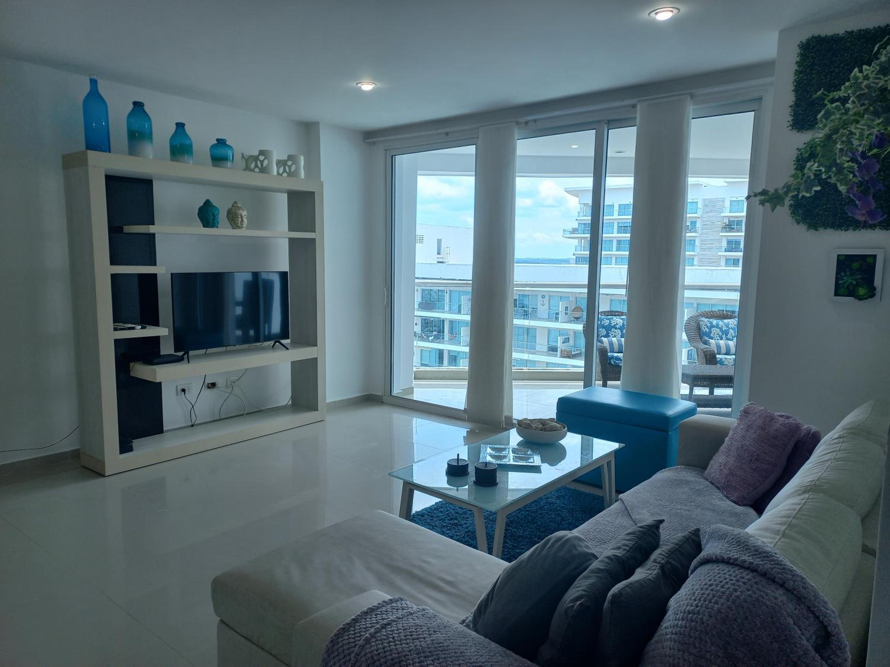 Luxury Beachfront Apartment 6 guests plus 1