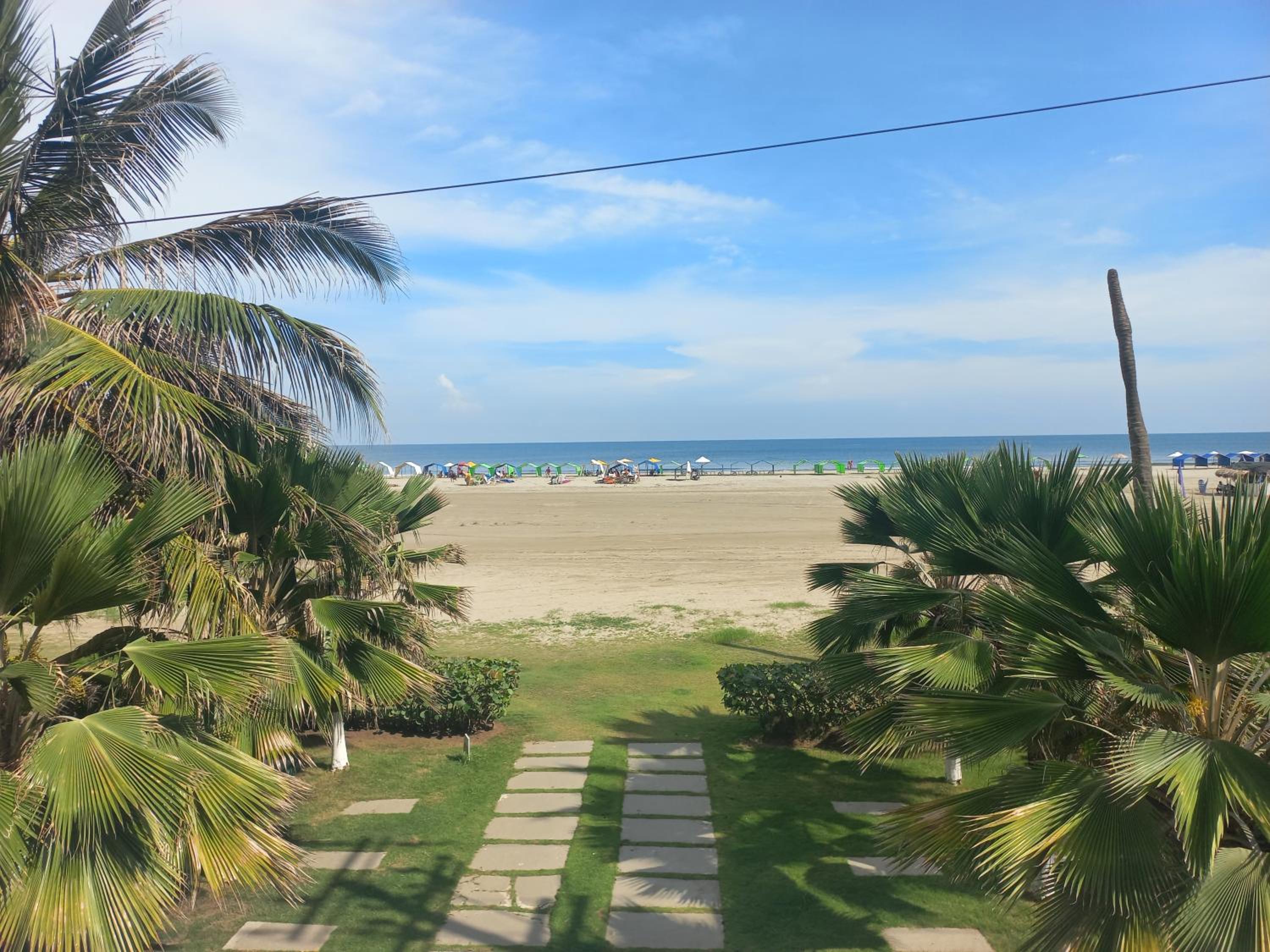 Luxury Beachfront Apartment 6 guests plus 1