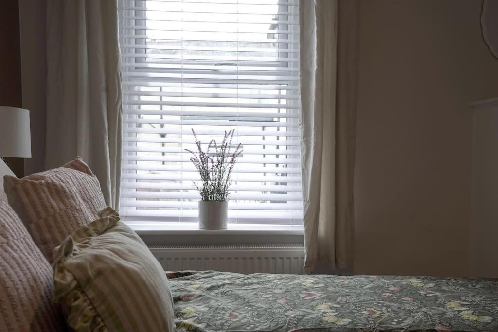 'Netflix & Chill' In An Entire Stylish & Central Holiday Home view 2
