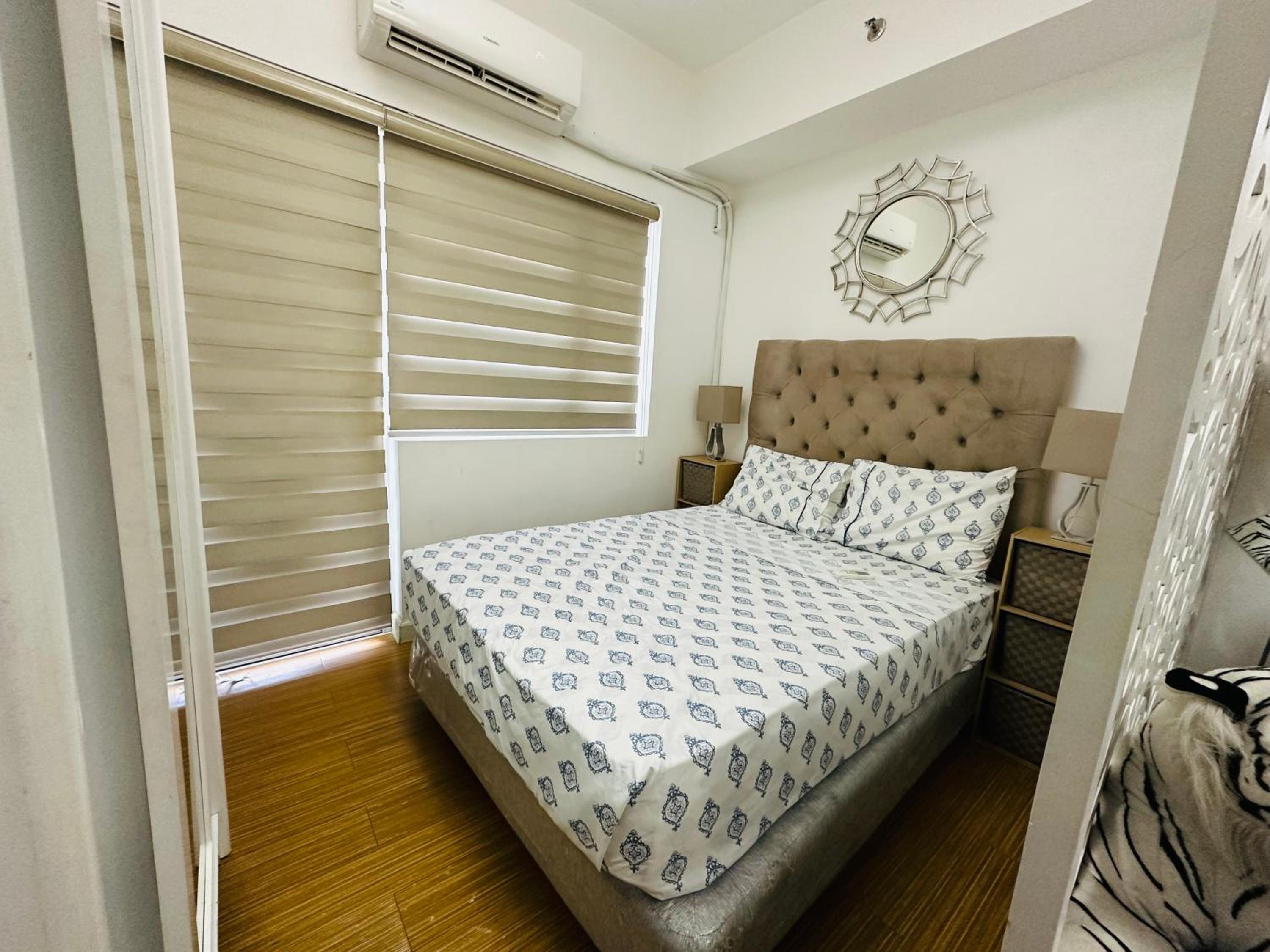 Near Mc kinley BGC 1 bedroom with balcony Neflix view 2
