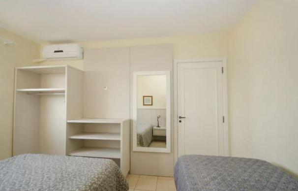 APARTAMENTO NO CENTRO DE BOMBINHAS COM VISTA MAR - ap 303