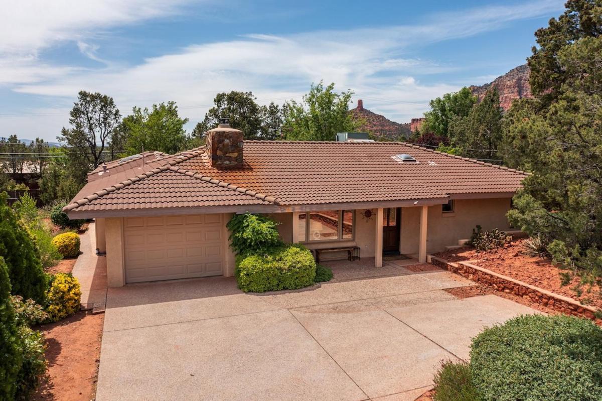 Hotel NEW Secluded Mountain Shadows Escape with Sunroom Spa - Image 1