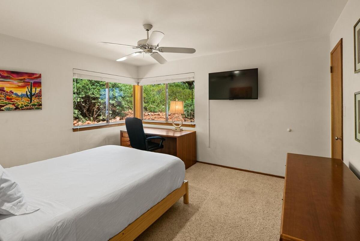 NEW Secluded Mountain Shadows Escape with Sunroom Spa view 2