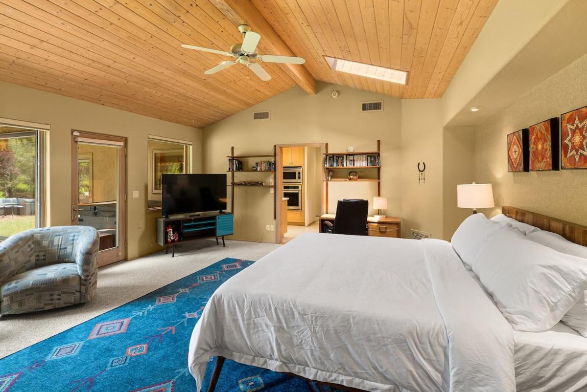 NEW Secluded Mountain Shadows Escape with Sunroom Spa view 4