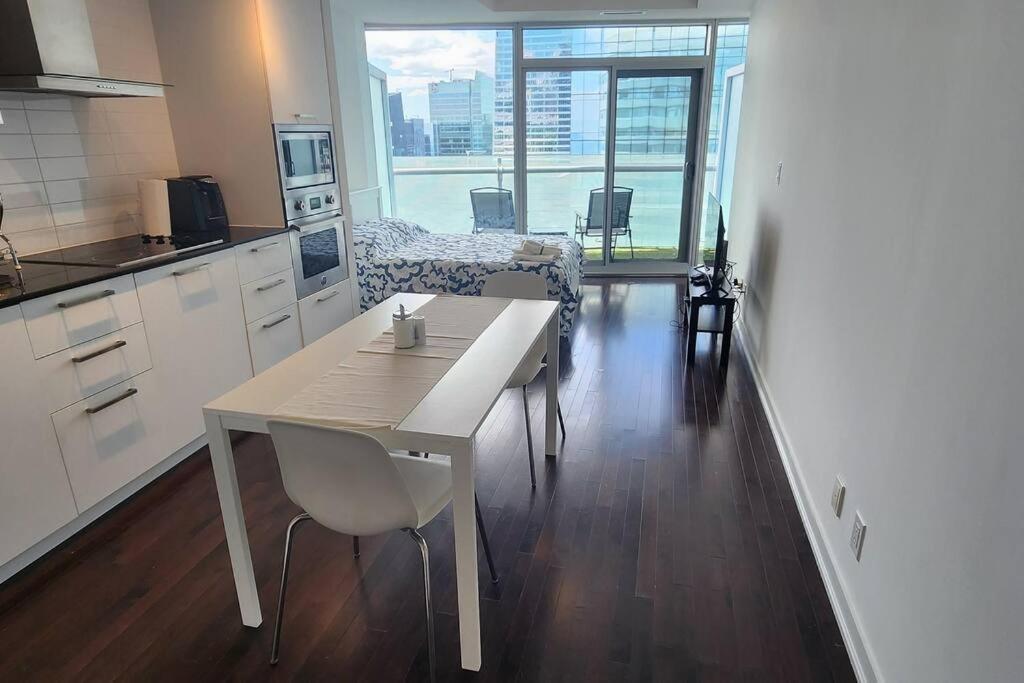 Modern studio High Floor ,CN Tower, ScotiaArena