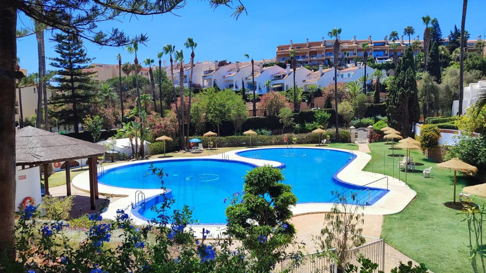 Benalgolf Lovely apartment in Benalmádena with Sea Views, Excellent WIFI connection, private Backyard with BBQ