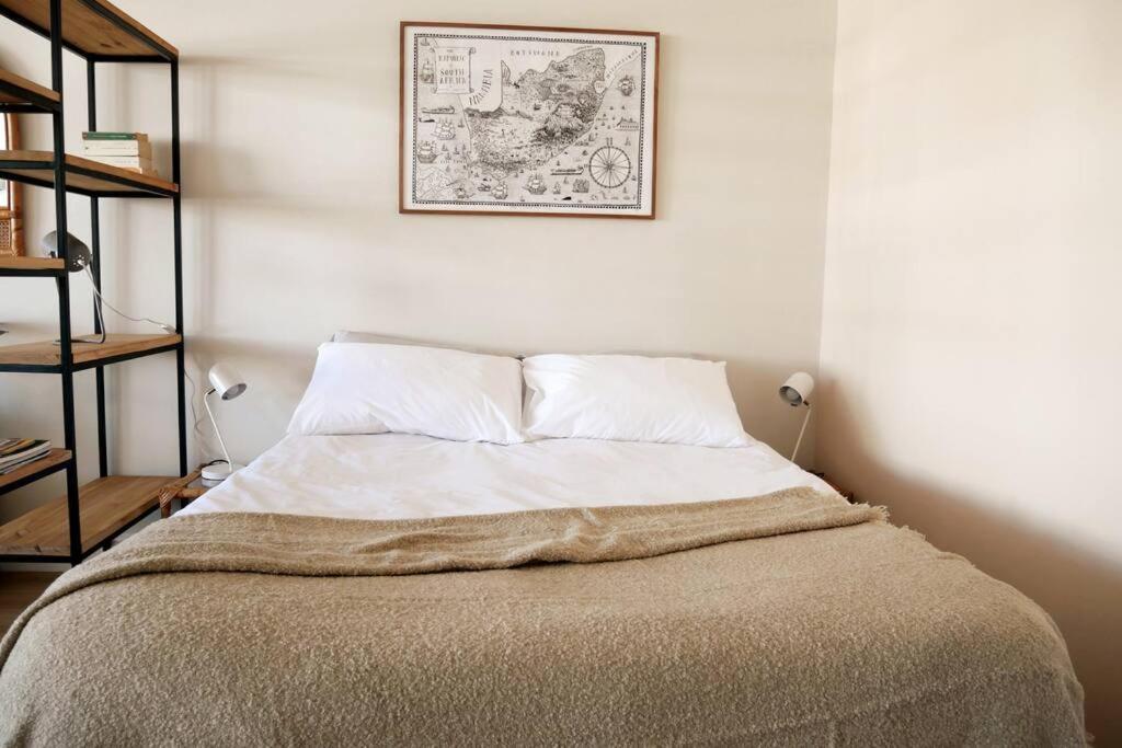 Stylish studio with swimming pool in the city bowl