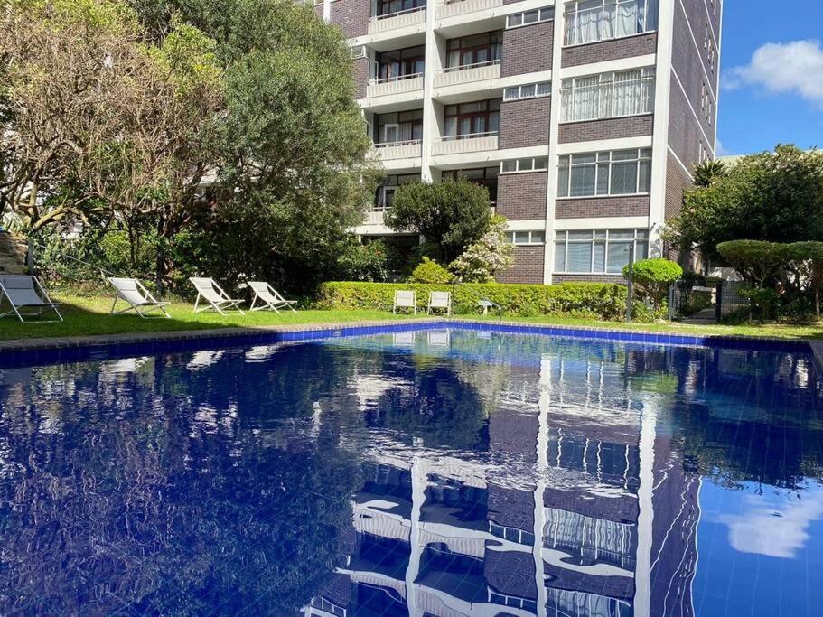 Stylish studio with swimming pool in the city bowl