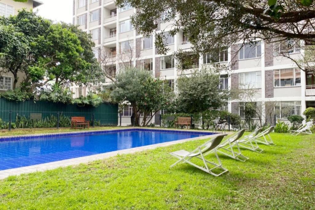 Stylish studio with swimming pool in the city bowl